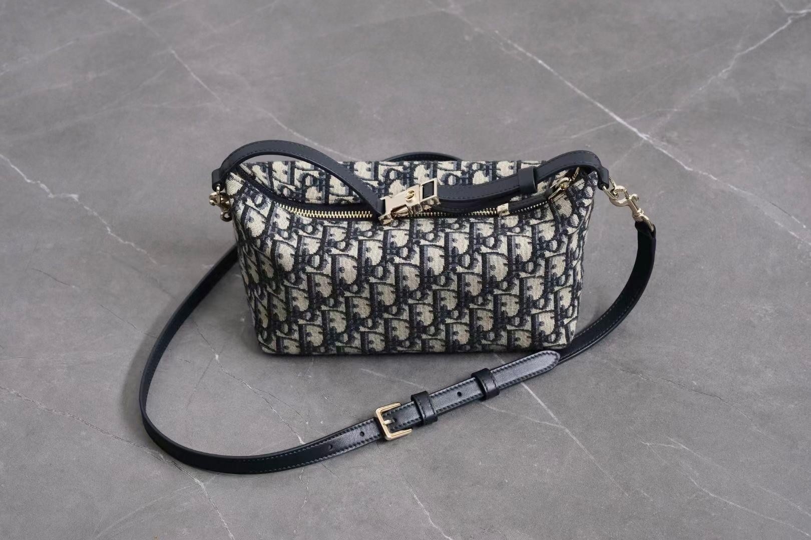 Medium DiorTravel Nomad Pouch Blue Dior Oblique Jacquard / DIOR AMBER MEDIUM BUCKET BAG กระเป๋าถือทรงพอช หรูหรามีสไตส์เป็นเอกลักษณ์