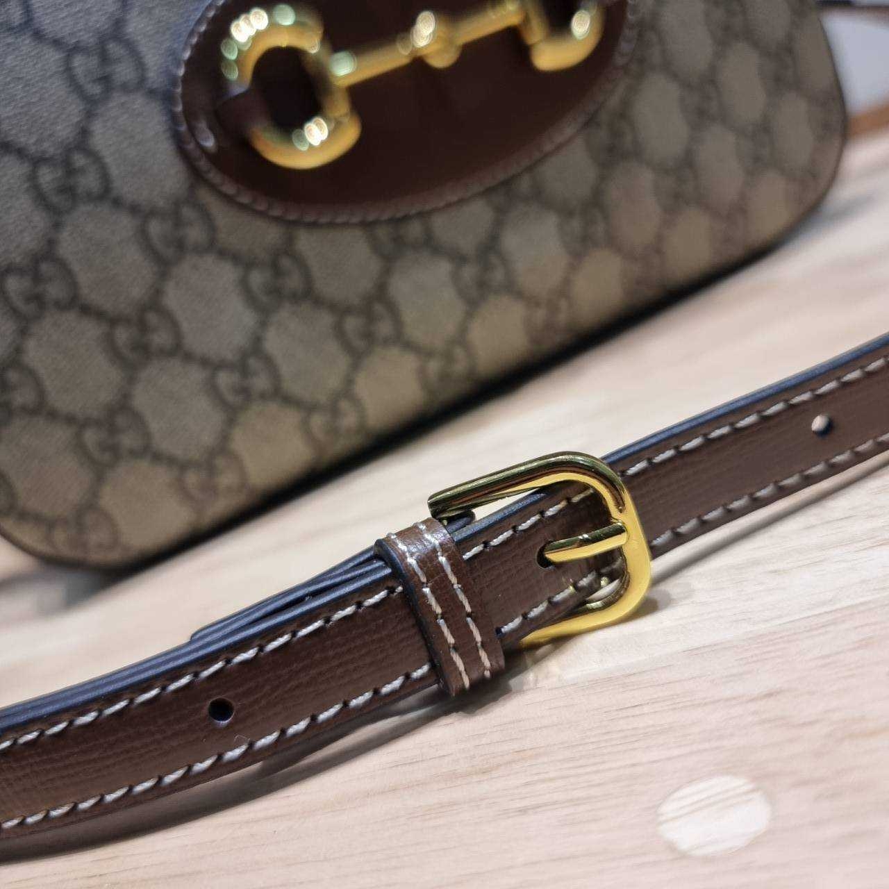 GG HORSEBIT 1955 SMALL SHOULDER BAG ที่สุดของความคลาสสิค กับกระเป๋าสะพายทรง camera ที่ใช้งานง่ายและคล่องตัว โดดเด่นด้วยอะไหล่โลโก้วินเทจเอกลักษณ์