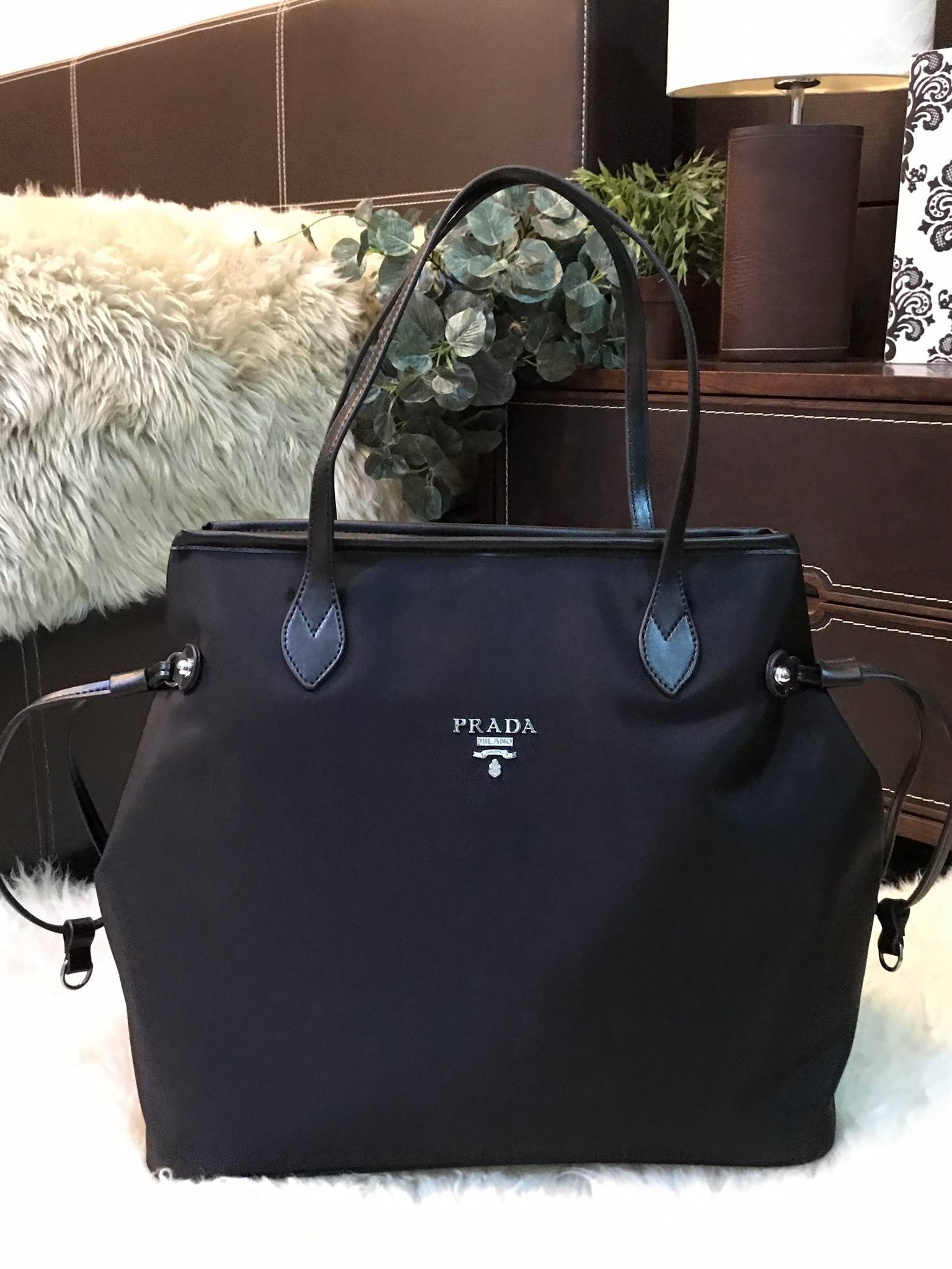 ใบใหญ่ที่สุดในสต้อคไปเลยค้าาา 😲😲 คุ้มจุใจสาวๆค้า ใบนี้ Must Have item! กระเป๋าสะพายทรง TOTE ใบใหญ่ จากพรีเมี่ยมกิ้ฟท์เคาเตอร์แบรนด์ PRADA เปิดปิดด้วยซิป สะพายไหล่ได้ ไม่ติด จุคุ้มมากสุดๆค่ะ ใส่เสื้อผ้า 1-2 วันได้สบาย ด้านข้างสามารถปรับได้ส