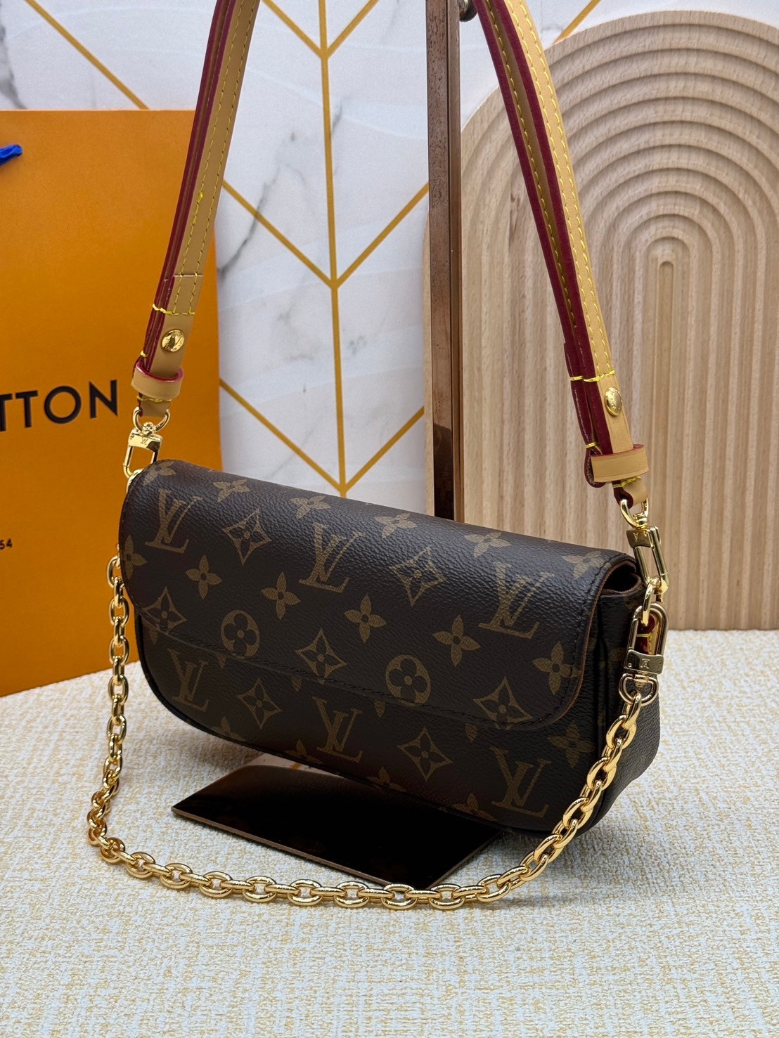 LV Wallet on Chain Ivy / LV IVY BAG กระเป๋าสะพายรุ่นยอดนิยม ใช้งานได้ทั้งธีมกลางวันและกลางคืน สวยหรู ดูแพงที่ถูกต้องมาก เกรดออริ 1:1 ใช้งานต่างประเทศได้