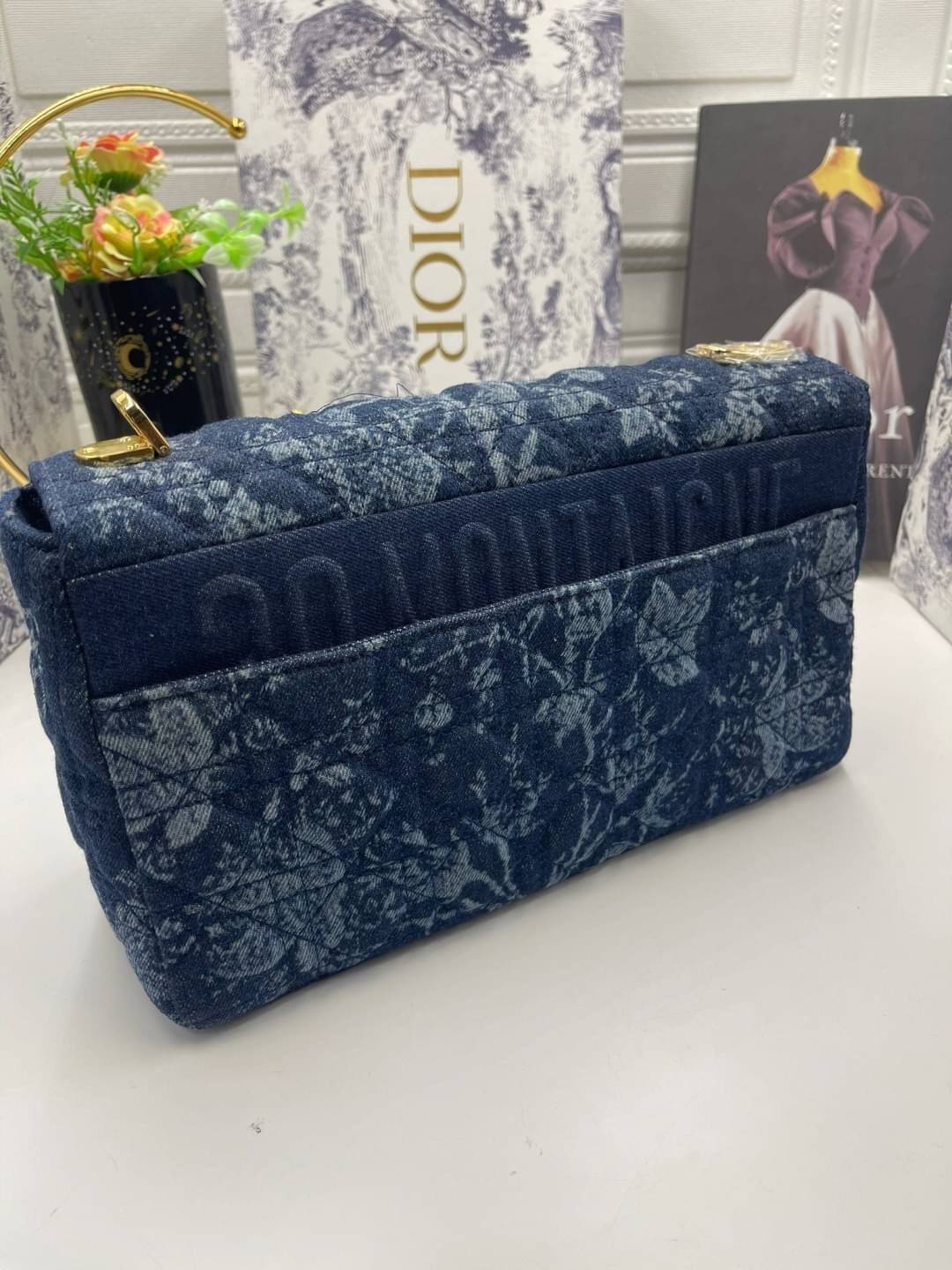 หนังแท้ Large Dior Caro Bag Blue Dior Flowers Cannage Denim กระเป๋าสะพายทรงกล่องเปิดหน้า งานหนังแท้และเดนิมแจ็กการ์ดอย่างดี แต่งอะไหล่CD ด้านหน้า มาพร้อมสายสะพายหนังสลับโซ่อะไหล่ทองหรูหรา สามารถปรับระดับได้ ถอดออกได้ ภายในโล่งกว้างจุของได้เยอะ ภาพสินค้าถ่