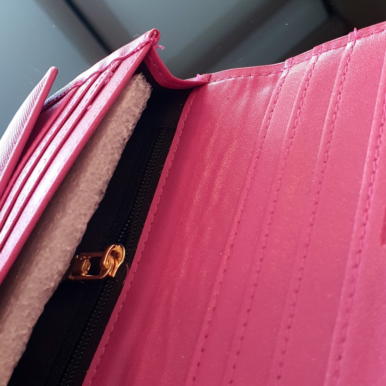 PRADA LONG WALLET กระเป๋าสตางค์รับทรัพย์ ทรงหรู จากแบรนด์ PRADA ลายหนัง SAFFIANO มีช่องใส่บัตร ถึง 12 ช่อง และช่องซิปใส่ของจุกจิกได้ น้ำหนักเบา จับถนัดมือ ขนาดกำลังดีคะ ถือแล้วดูดี อะไหล่ทองสุดหรู ใช้แล้วสวยแน่นอนค้า