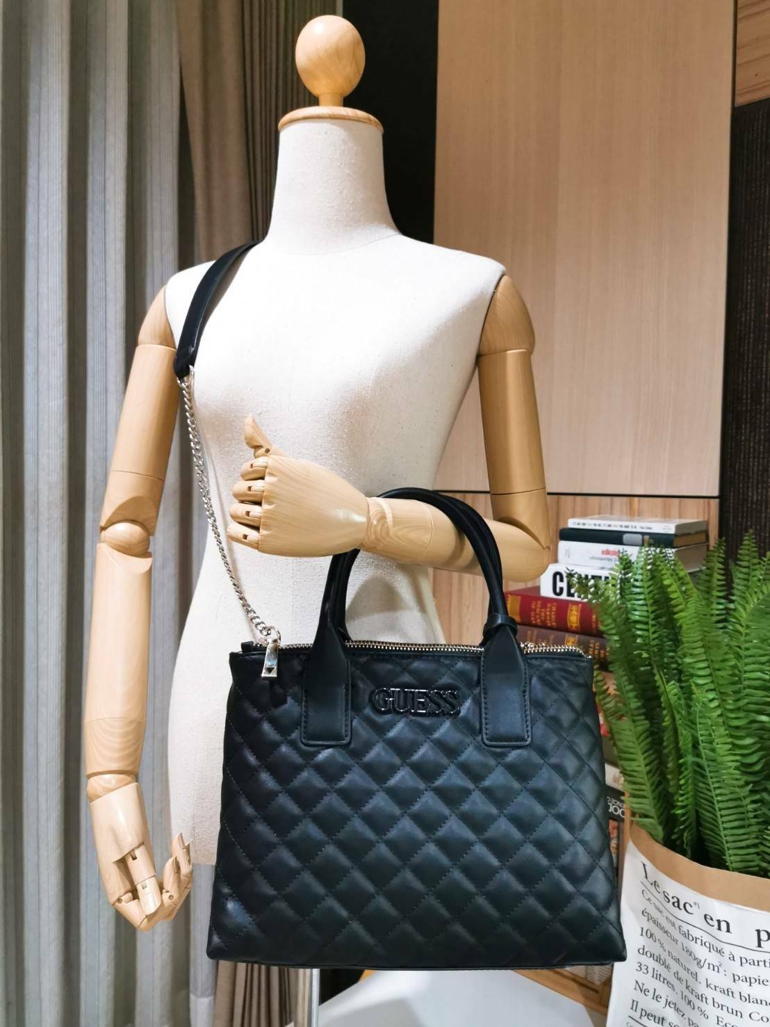 Guess Elliana Quilted-Look Handbag กระเป๋าสะพายรุ่นใหม่ล่าสุดจาก Guess factory วัสดุหนังนิ่มเรียบเดินเส้นลายตารางสวยดูดี ขนาดกำลังดี น้ำหนักเบา ด้านหน้าประดับโลโก้แบรนด์สวยโดดเด่น มีช่องใส่ของหลายช่อง เปิดปิดด้วยกระดุมแม่เหล็กและช่องซิป ภายในโล่งกว้างมีช่