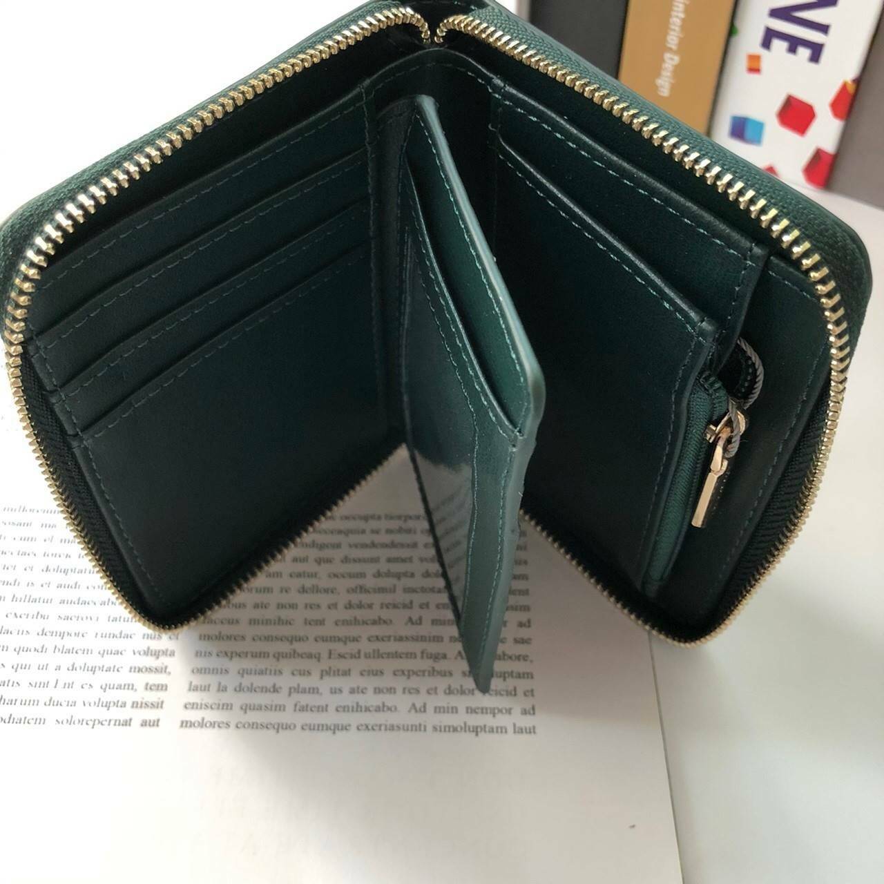 กระเป๋าสตางค์ใบสั้น CHARLES & KEITH เปิด - ปิดกระเป๋าด้วยซิปรอบ ด้านในมีช่องใส่บัตร ช่องใส่ธนบัตร ช่องใส่รูป และช่องซิปค่ะ