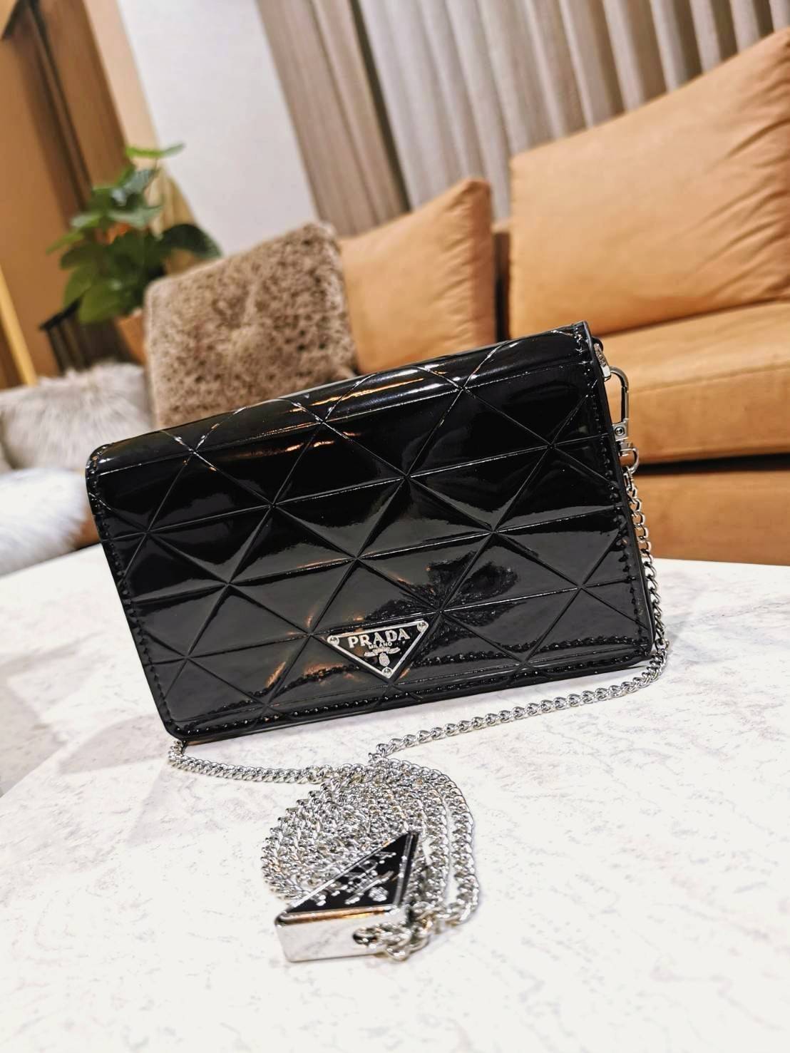 PRADA CLUTCH BAG WITH CARD HOLDER VIPGIFT WITH PURCHASE พรีเมี่ยมกิ้ฟรุ่น Limited จาก DUTYFREE สวยหรูดูดีสุดคุ้มมากๆได้ทั้งกระเป๋าสะพายทรงคลัชพร้อมสายโซ่แบรนด์ + กระเป๋า Card Holder ใส่นามบัตรครบชุดไอเท็มใหม่ล่าสุดน่าใช้น่าสะสม สินค้ามาพร้อมกล่องแบรนด์ Du