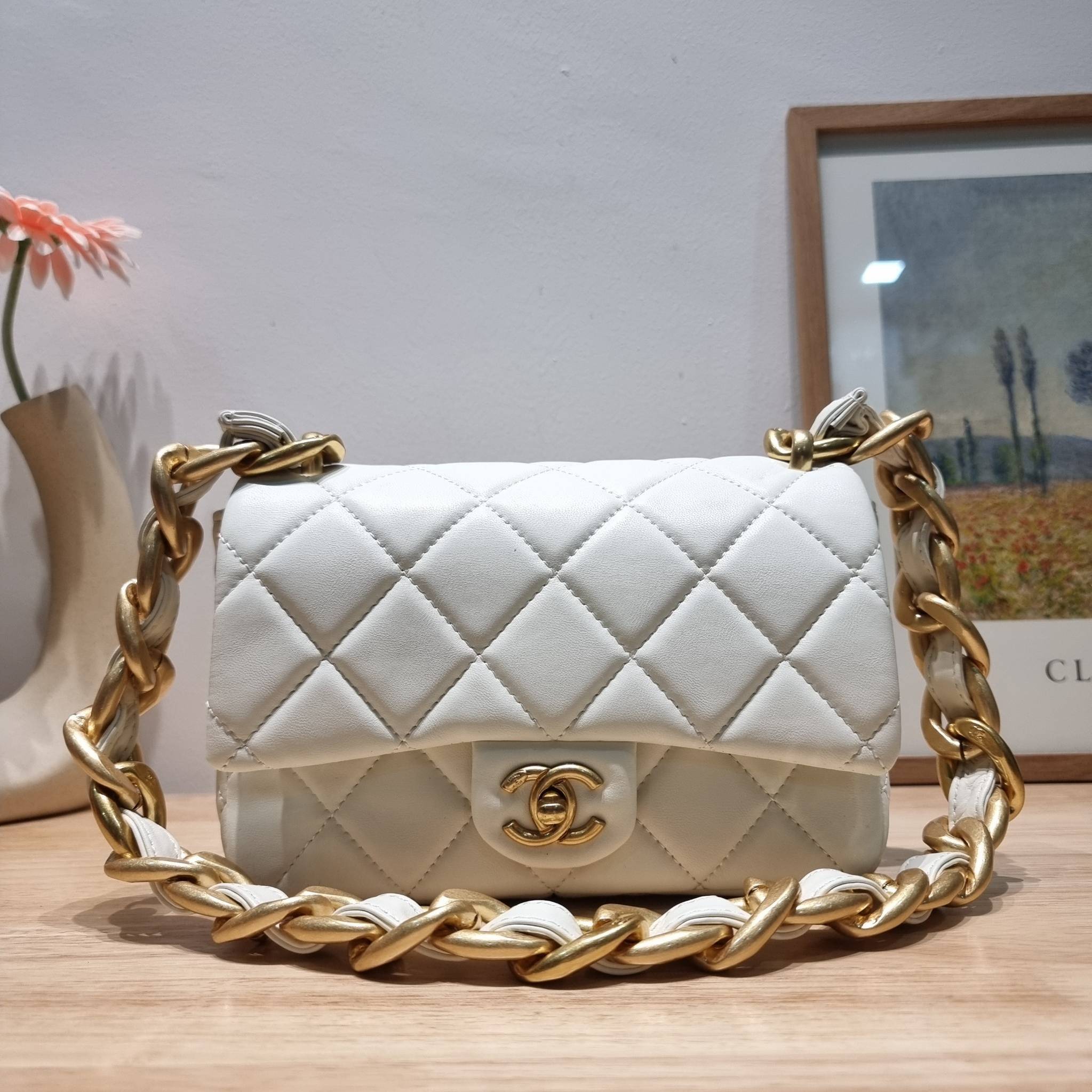 Chanel chunky chain bag สวยฟาดย้อนยุคความหรู ในราคาที่จับต้องได้ กับกระเป๋าสะพายไหล่ ไซส์กำลังสวย โดดเด่นด้วยสายสะพายโซ่สลับหนังเส้นใหญ่ ทนทาน ดูแพง