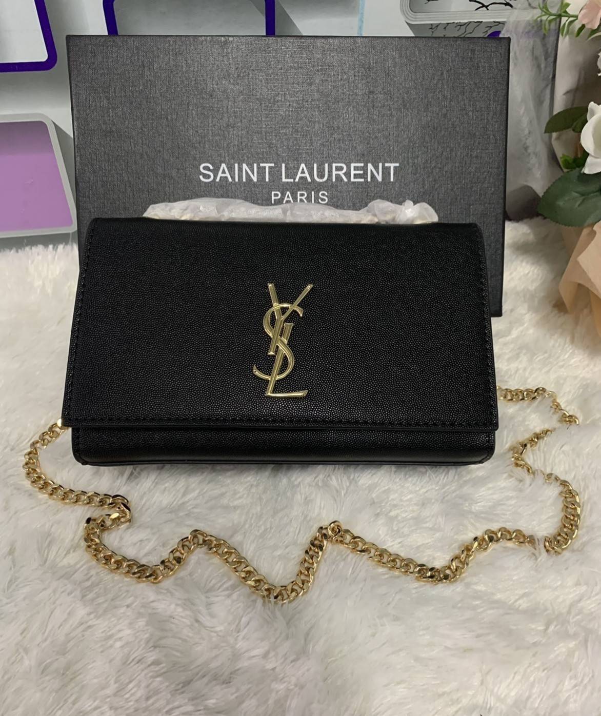 SAINT LAURENT Kate Medium leather shoulder bag VIP GIFT WITH PURCHASE (GWP) พรีเมี่ยมกิ้ฟ Limited Edition จาก YSL DUTY FREE COUNTER วัสดุหนังแกะสังเคราะห์ ลวดลายคล้ายหนังคาเวียร์ หนังสวย ใช้ทน อะไหล่ทองทั้งใบ ด้านหน้าประดับโลโก้แบรนด์ ขนาดกระทัดรัดกำลังดี