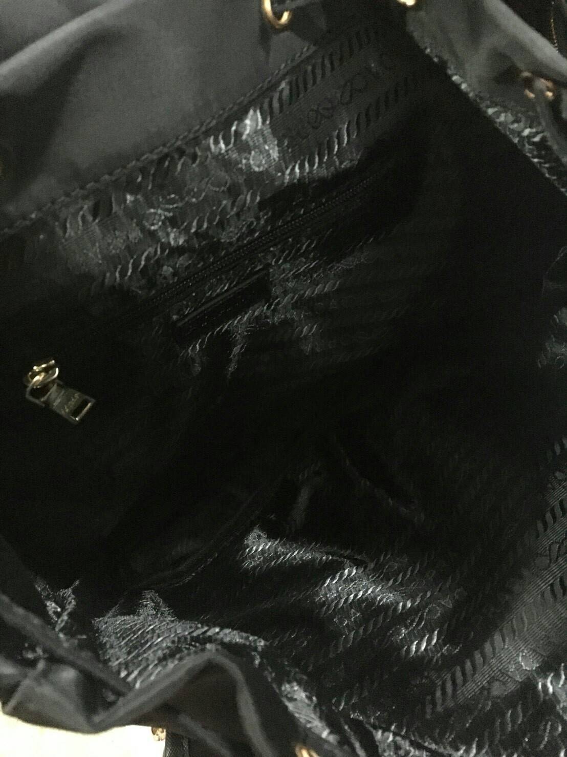 Prada nylon backpack with pocket กระเป๋าเป้ทรง signature จาก วัสดุ nylon เนื้อหนา ด้านหน้าประดับ logo brand, มีช่องใส่ของ 2 ช่อง กระเป๋าเปิดปิดด้วยกระดุมแม่เหล็ก และ drawstring ด้านในมีป้ายหนัง logo brand บุผ้าลายแบรนดอย่างดี สายสะพายปรับได้ freesize สายก