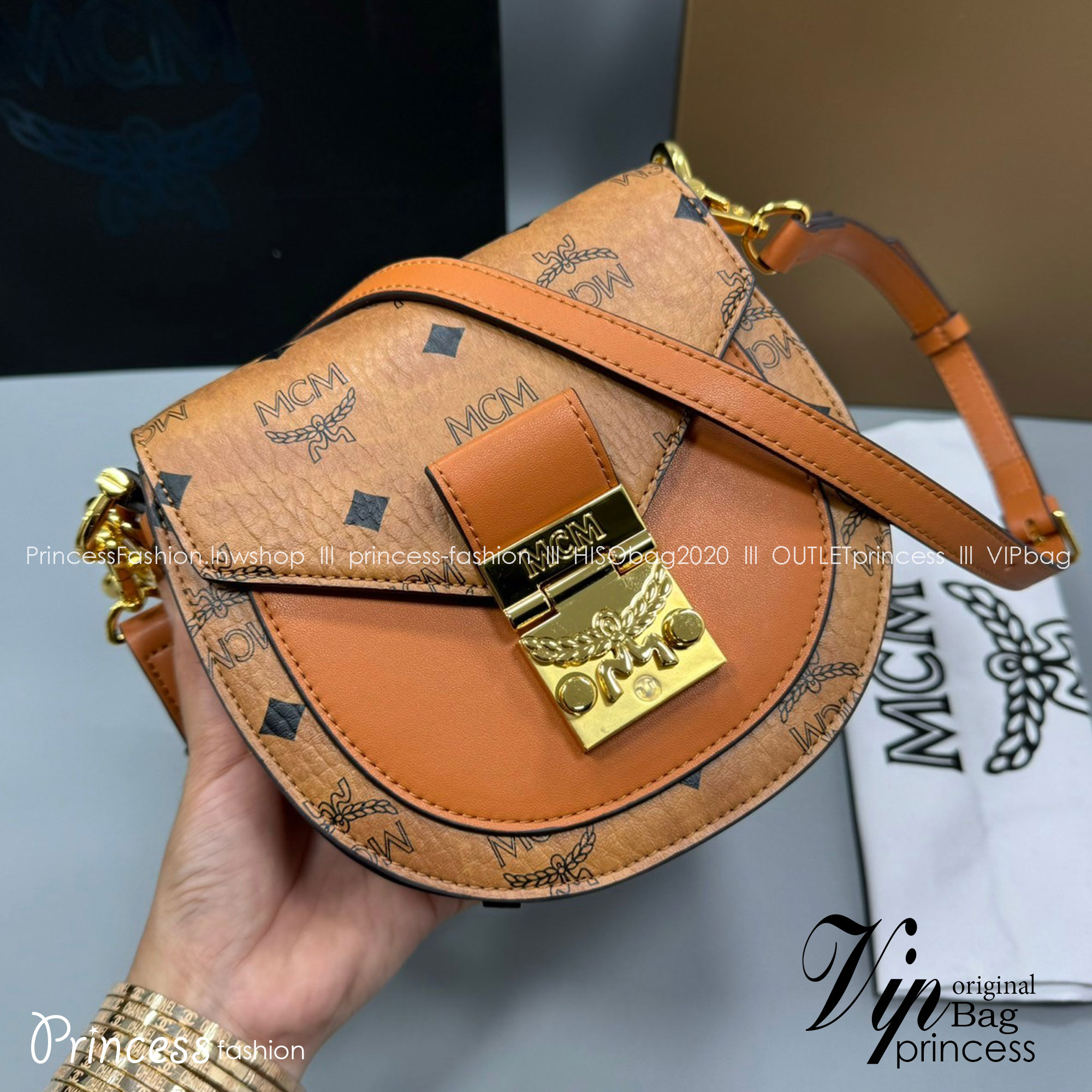 M.C.M MINI TRACY SHOULDER BAG IN VISETOS กระเป๋าสะพายไหล่ทรงครึ่งวงกลมขนาดมินิ ที่โดดเด่นด้วยรูปทรงคลาสสิกที่ทันสมัย เกรดออริ สลับแท้ 1:1 ใช้งานต่างประเทศได้