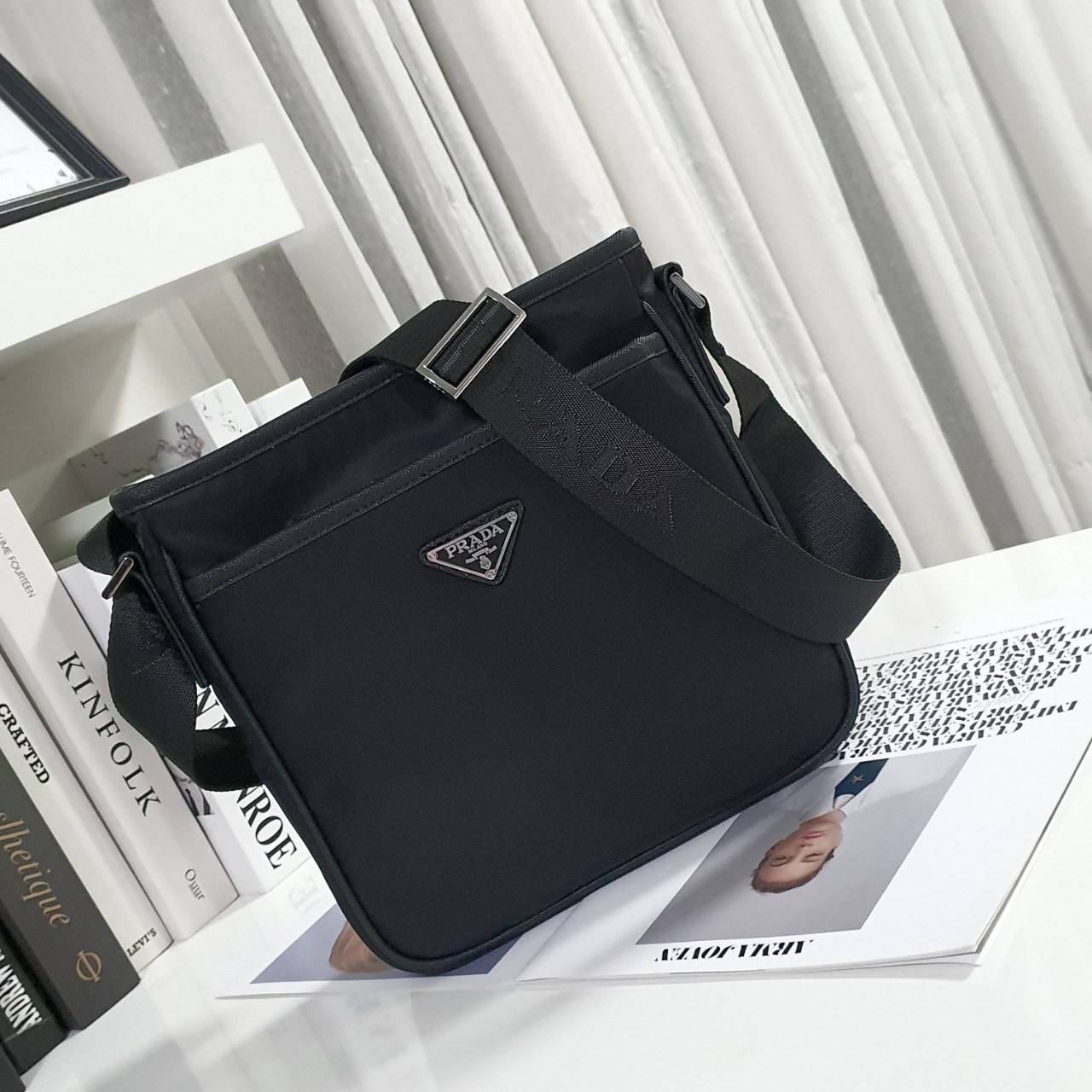 PRADA Re-Nylon logo-plaque messenger bag พร้อมส่งรุ่นใหม่ จากแบรนด์Prada ทรง Messenger ทรงยอดฮิตของคุณผู้ชายเลยค่ะ วัสดุทำจากผ้าNylon อย่างหนา กันน้ำได้คะ มีโลโก้แบรนด์อยู่ข้างหน้า ตัวกระเป๋าอยู่ทรง อะไหล่เงินทั้งใบ ด้านในบุผ้าลายแบรนด์อย่างดี เปิดปิดด้วย