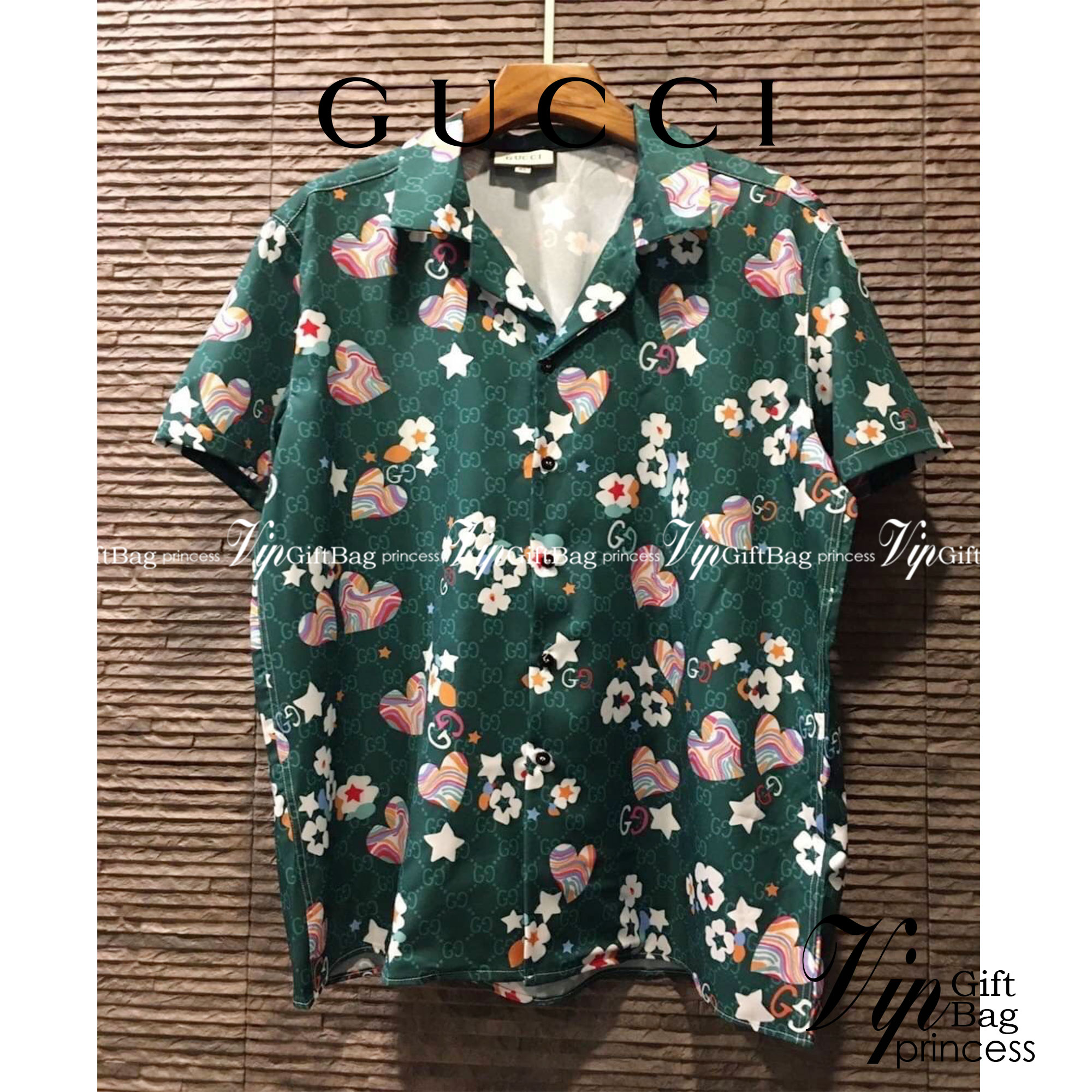 Gucci Retro flower and heart print cotton bowling shirt / Gucci Men's Shirts / Gucci Shirts งานเกรดออริจินอล พิมพ์ลายคมชัด มีป้ายแท็กที่คอเสื้อทุกตัว พร้อมส่งที่ไทย ภาพสินค้าถ่ายจากงานขายจริง ใช้งานต่างประเทศได้