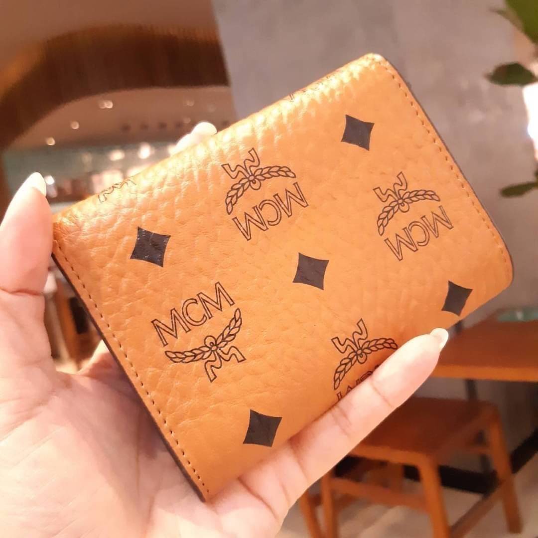 M.C.M PATRICIA THREE-FOLD WALLET IN VISETOS กระเป๋าสตางค์ใบเล็ก รุ่นฝาพับ unisex ใช้ได้ทั้งหนุ่มๆและสาวๆน้า ใช้งานง่าย ด้วยกระดุมโลโก้ พกพาง่าย วัสดุหนังแคนวาสคุณภาพดี ภายในเป็นหนังแท้ นิ่ม สวย ใส่บัตรได้เยอะ ใส่ธนบัตรได้ทุกชนิด ในช่องมีที่ใส่บัตรพิเศษภาย