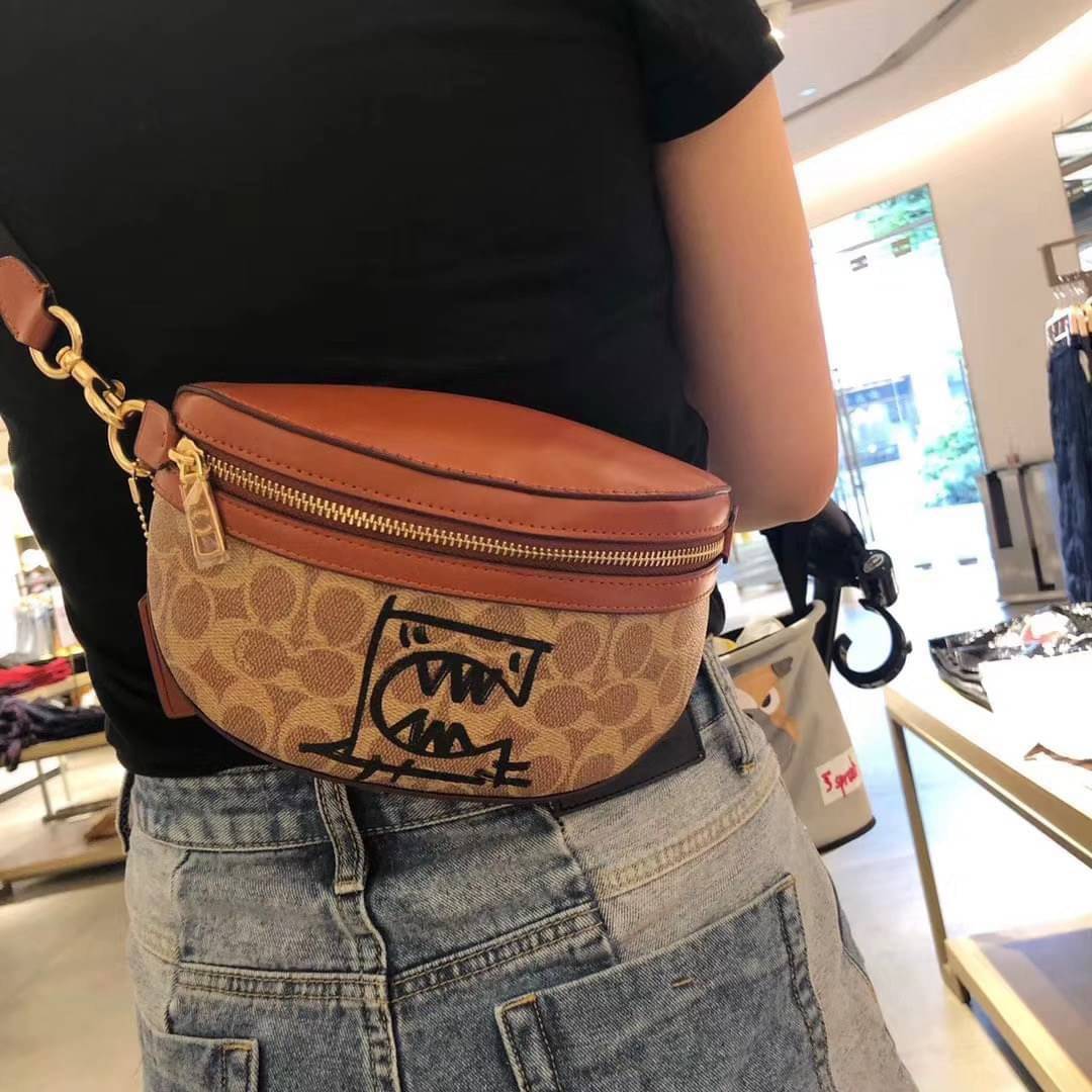 LIMITED EDITION !! COACH BELT BAG IN SIGNATURE WITH REXY BY GUANG YU กลับมาอีกครั้งกับ Coach X Disney สวยงามมากๆค่ะ คาดอก คาดเอวได้ ลาย C ตัดขอบหนังเรียบ มีช่องซิปทั้งหน้า//หลัง ใส่มือถือได้ทุกรุ่น;พาสปอร์ตได้ ;กระเป๋าเงินใบกลางได้;อื่นๆจำเป็นได้ครบค่ะ.