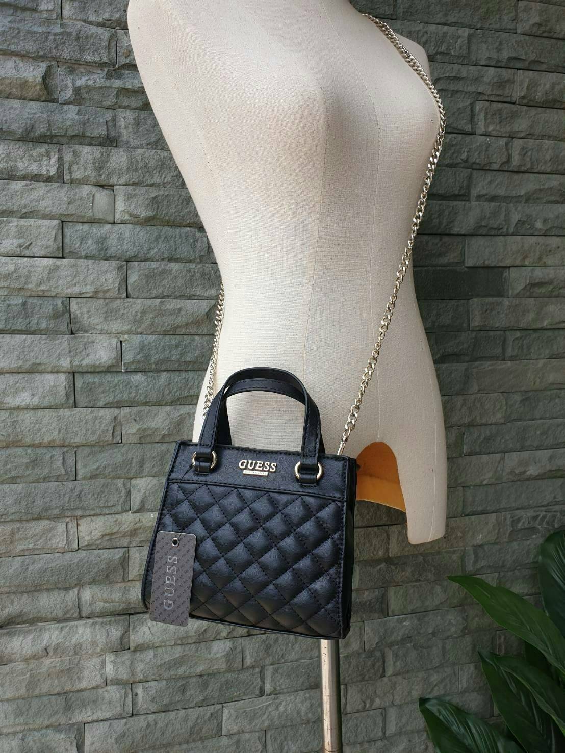 GUESS TAYLOR MINI SATCHEL CROSSBODY BAG กระเป๋าสะพายใบเล็ก สไตล์ สวยหรู คุณหนู ไฮโซ น่ารักมากๆ วัสดุหนังpu เย็บลายตาราง หนังนิ่ม จับนุ่มมือ และ ลายทาง หนัง saffiano ตั้งอยู่ทรง แบบน่ารักไม่ซ้ำใคร ด้านหน้าประดับโลโก้แบรนด์ อะไหล่ทอง มาพร้อมสายโซ่ ถอดออกได้