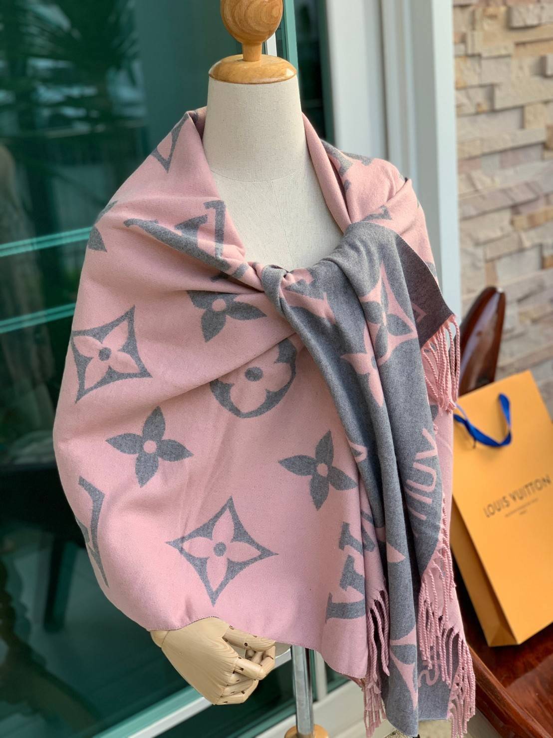 Louis Vuitton Women’s Scarves Accessories อีกหนึ่งแบรนด์ดังจากปารีส ด้วยงานพรีเมี่ยมกิ้ฟสีพาสเทล เพื่อส่งมอบความรู้สึกดีๆให้กับคนที่คุณรัก ในรูปแบบผ้าพันคอและผ้าคุมไหล่ผืนใหญ่ให้ความอบอุ่น ถักทอด้วยผ้าcashmere ผ้าเนื้อดี สัมผัสนุ่มมือ ทอลายในตัว สีและลายค