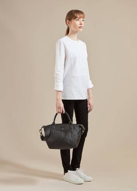 Longchamp Le Pliage Cuir Top handle bag S เรียกว่าเป็นกระเป๋าอีกหนึ่งรุ่นที่ไม่ว่ายังไงก็ฮอตฮิตและติดเทรนด์ตลอดไม่เคยเปลี่ยนกับ ทรง Le Pliage Cuir หนึ่งในตระกูลกระเป๋าสุดไอคอนิกจากแบรนด์