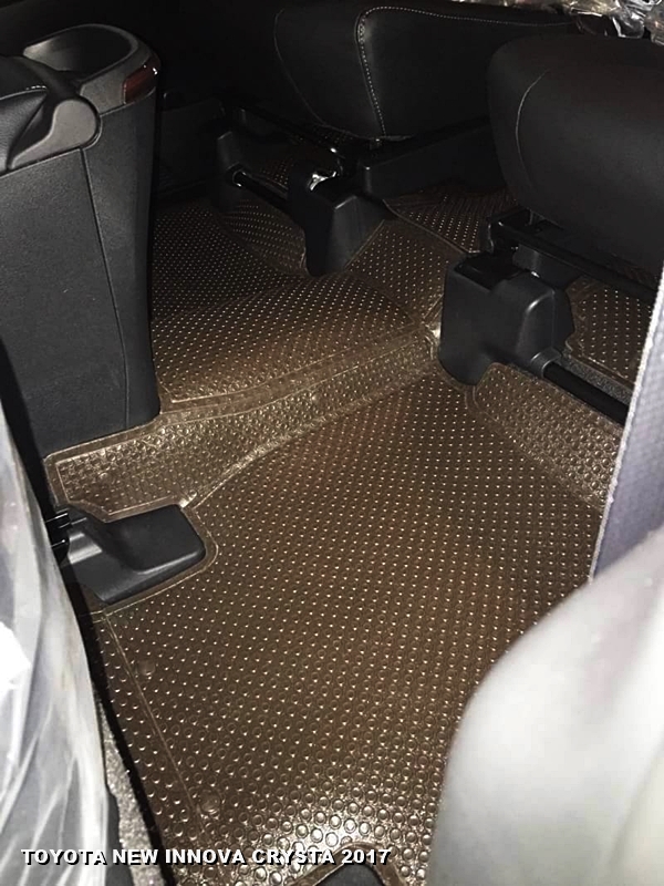 พรมปูพื้นรถยนต์ TOYOTA INNOVA CRYSTA 2017 กระดุมเม็ดเล็กรีดขอบ สีช็อคโกแลต เต็มคัน เข้ารูป