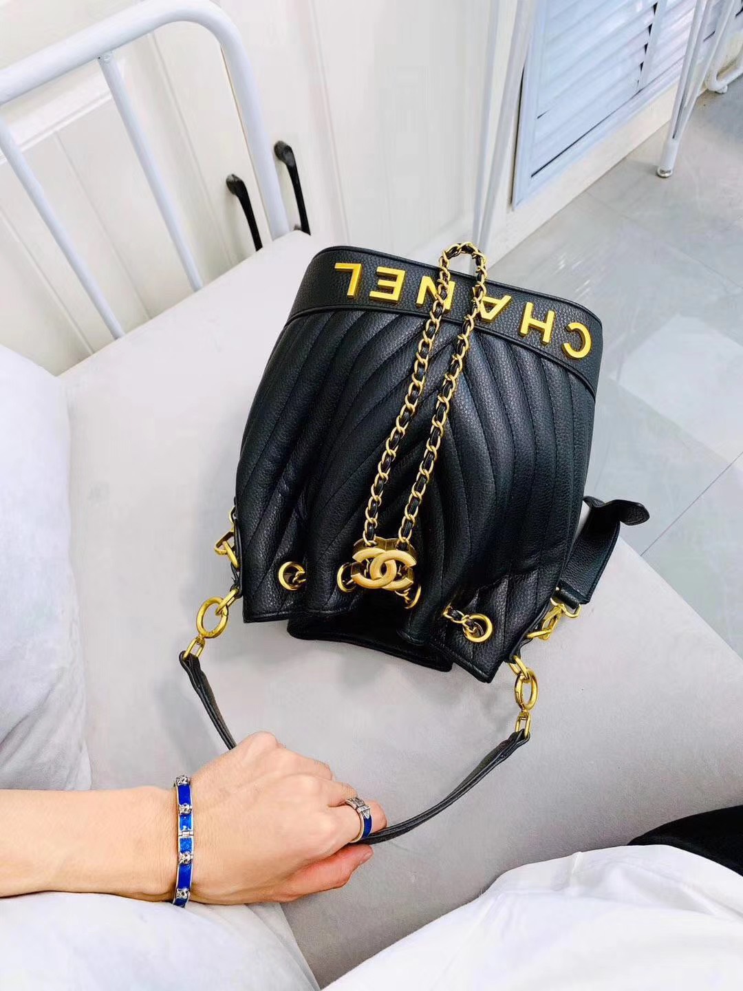 CHANEL Bucket Bag กระเป๋าสะพายทรงบัคเก็ตรุ่นลิมิเต็ด มี 2 แบบให้เลือก หนังเย็บลายตารางและลายริ้ว ตกแต่งโลโก้แบรนด์สวยหรูโดดเด่น ภายในโล่งกว้าง จุของได้เยอะ
