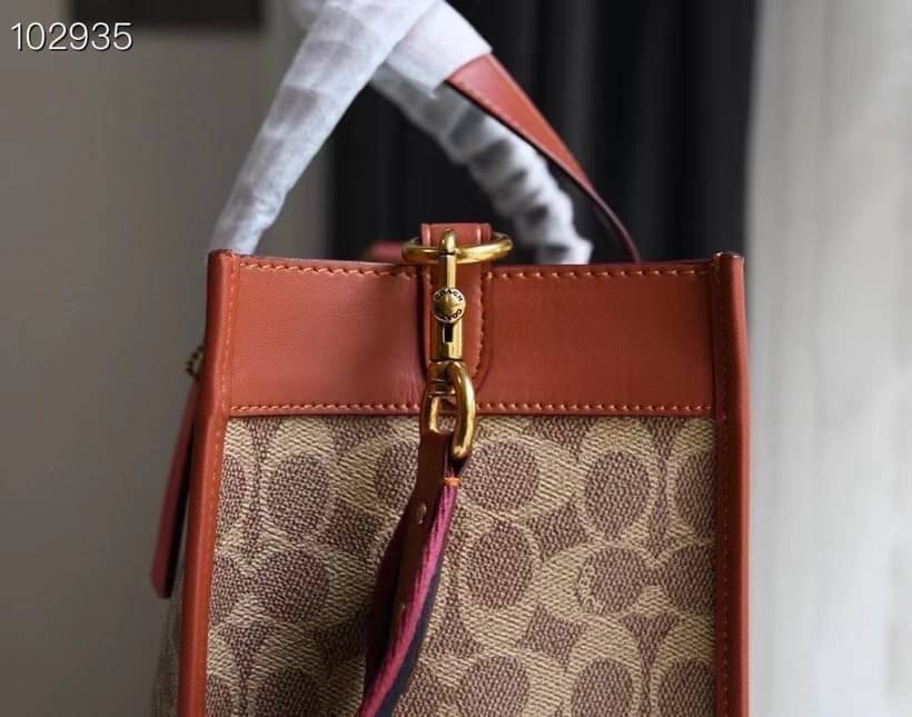 ของแท้ Coach LUNAR NEW YEAR FIELD TOTE IN SIGNATURE CANVAS WITH OX