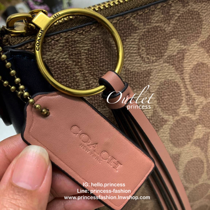 COACH SUTTON CROSSBODY IN SIGNATURE BAG กระเป๋าถือหรือสะพายไหล่ ทรงสวย วัสดุหนังแท้ เนื้อนิ่ม พร้อมพวงกุญแจหนัง เปิดปิดแบบซิป ภายในกว้าง ใส่ wallet ยาว และของใช้ได้เยอะ มีช่องเล็ก พร้อมสายสะพายยาวถอด ปรับได้ค่ะ Dont's miss!!