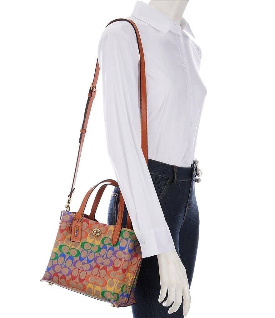 COACH CA102 WILLOW TOTE 24 IN RAINBOW SIGNATURE CANVAS ไปให้สุดกับความเลิศของลวดลายสายรุ้ง ที่แต่งแต้มลงบนกระเป๋าทรงโท้ท ไซส์กำลังสวย พกพาได้สะดวก มีตัวบิดล็อคที่ปากกระเป๋าด้านหนึ่ง และกระดุมแม่เหล็กอีกด้านหนึ่ง ภายในโล่งกว้าง เก็บของได้เป็นสัดส่วนไปเลย ม