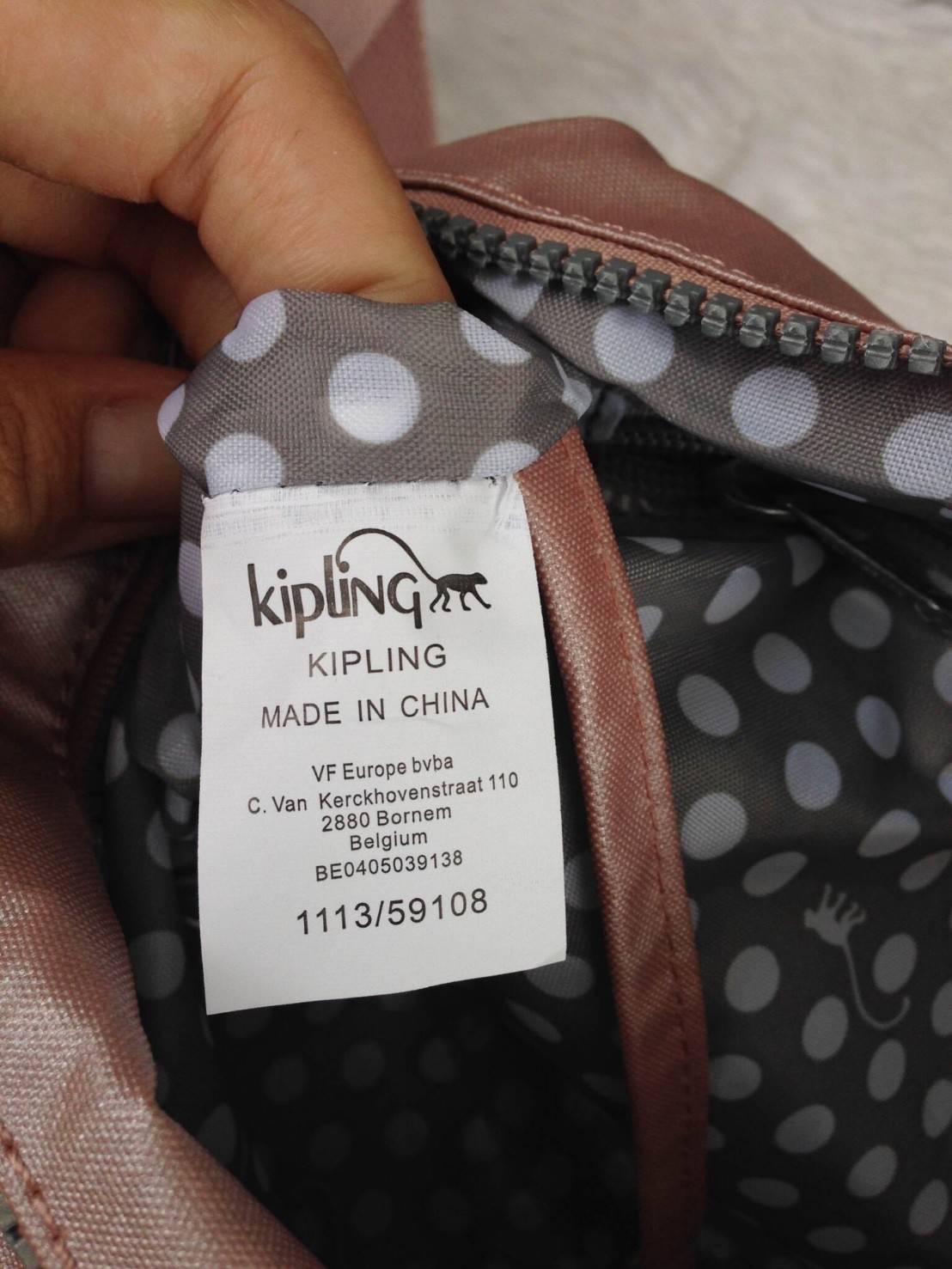 กระเป๋าสะพาย KIPLING รุ่น Reth วัสดุไนล่อนคุณภาพดี มาพร้อมดีไซน์ทันสมัย และสามารถใช้งานได้อย่างดี เข้ากับทุกการแต่งตัว โดดเด่นด้วยพื้นที่ภายในและช่องต่างๆ ที่ให้คุณจัดเก็บของสำคัญได้ครบถ้วน ไม่ว่าจะเป็นมือถือ ปากกา หรือไอเท็มจำเป็นของคุณ สายสามารถปรับและถ