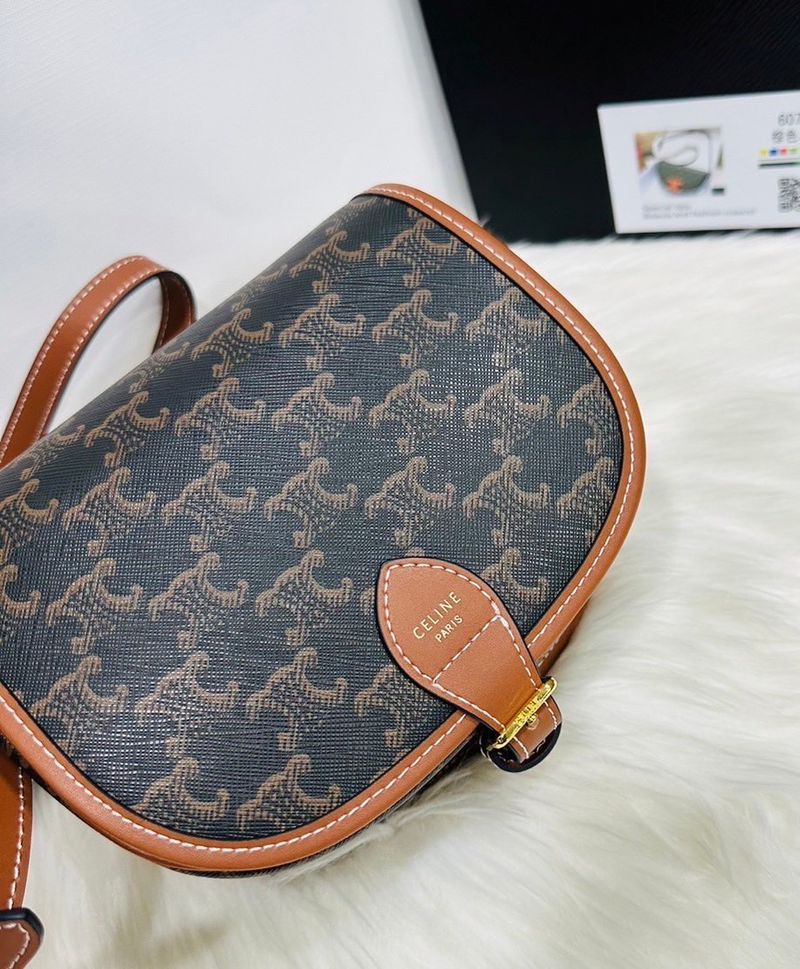 CELINE Folco bag in Triomphe canvas and Leather กระเป๋าสะพายข้าง รุ่นตามหาเข้าเพิ่มเติมสต๊อกพร้อมส่งแล้วค่าสาวๆ รุ่นยอดฮิต ขายดีไม่มีตก ทรงสวยโดดเด่นเป็นเอกลักษณ์ ดีไซน์โค้งมนสวยงาม