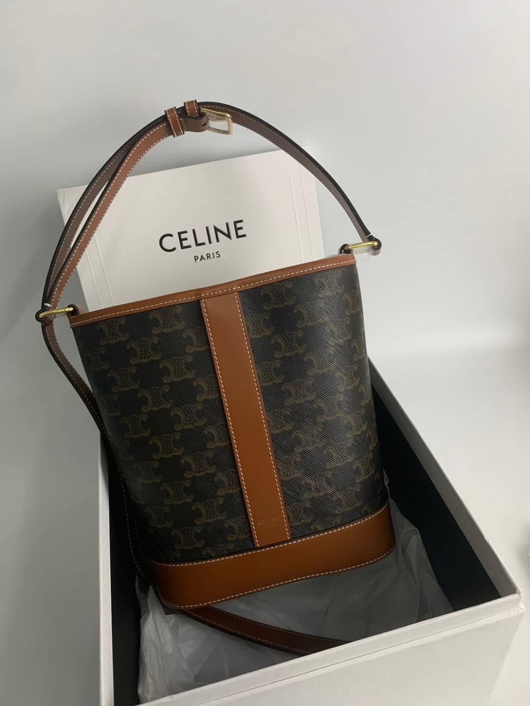 CELINE SMALL BUCKET IN TRIOMPHE CANVAS AND CALFSKIN เกรดท็อปออริ 1:1 เกรดดีสุด สลับแท้ หนังแท้และแคนวาสแท้ ใช้งานต่างประเทศได้ ภาพถ่ายจากงานจริง