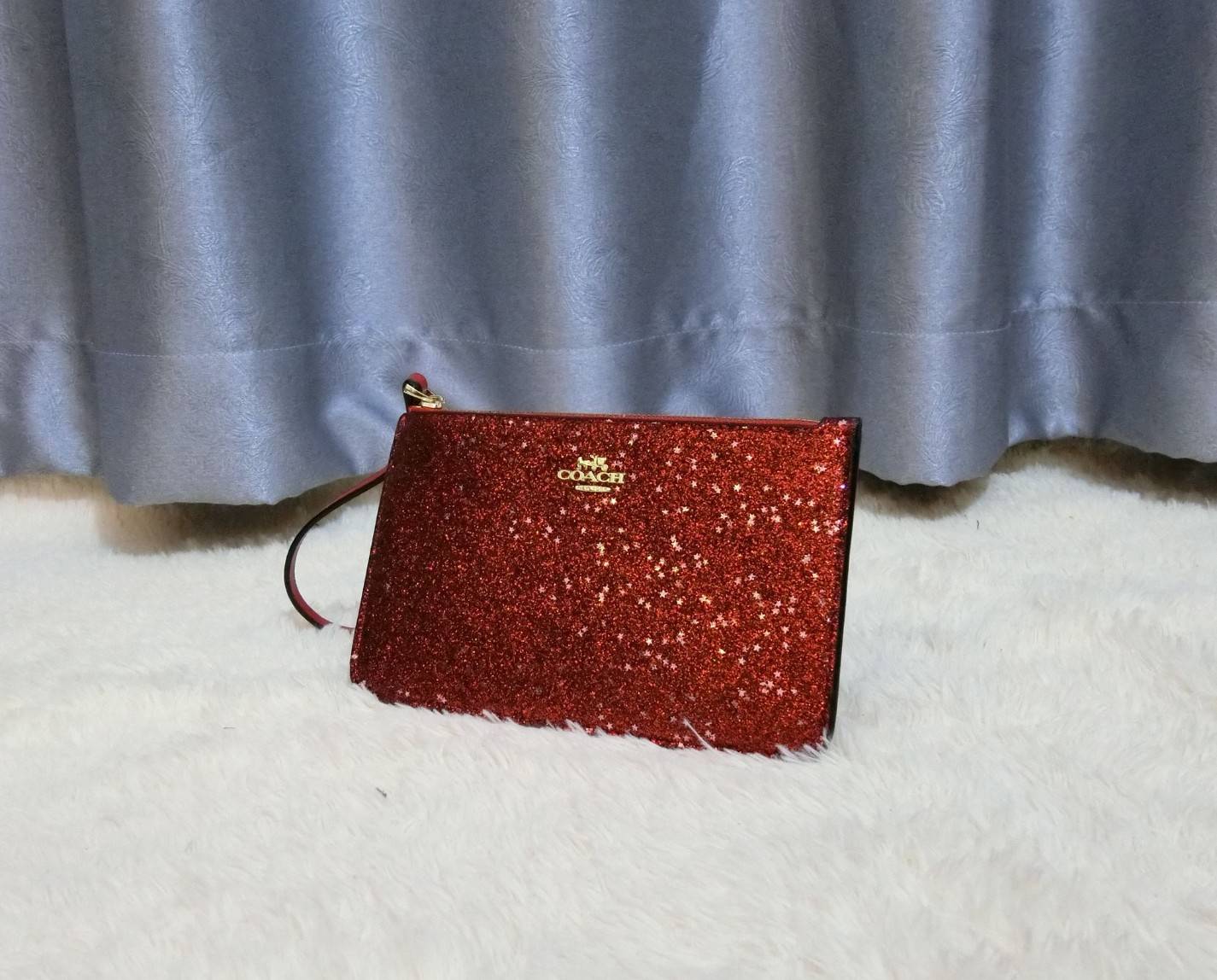 Coach Star Glitter Corner Zip Wristlet / FACTORY HK กระเป๋าคล้องมือทรงคลัช ตัวกระเป๋าตกแต่งกริ๊ตเตอร์ ด้านหน้าติดอะไหล่แบรนด์ สวยหรู เปิดปิดด้วยซิป ด้านในบุผ้ากำหยี่สามารถใส่โทรศัพท์มือถือได้ทุกรุ่น มาพร้อมสายคล้องมือ 1เส้น MUST HAVE!!