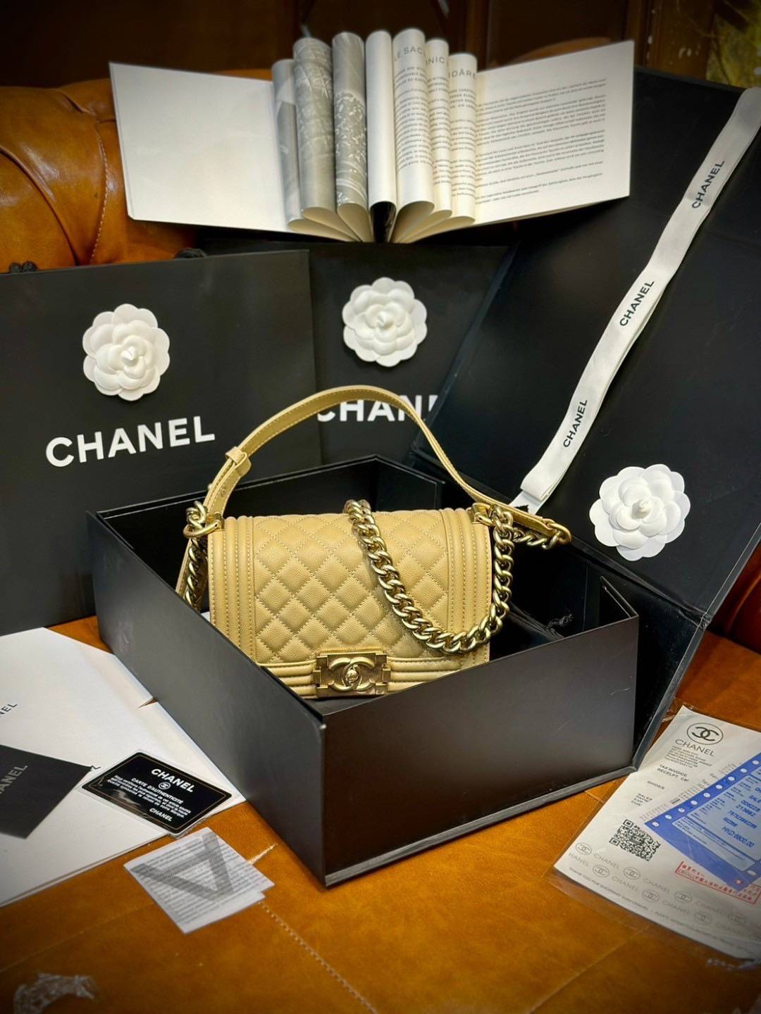 CHANEL BOY BAG 20cm กระเป๋าสุดคลาสสิคตลอดกาล งานหนังแท้ ขนาดเล็กน่ารัก ไม่ว่าเวลาจะผ่านไปเเค่ไหนก็ไม่เคย Out สำหรับรุ่นนี้ เรียบ หรู คลาสสิค ผู้ดี ไฮโซที่แท้ทรูอะไหล่เงินรมขวัญสวยมากค่ะ 🧡เกรดท็อปออริ เทียบแท้ 1:1 ใช้งานต่างประเทศได้