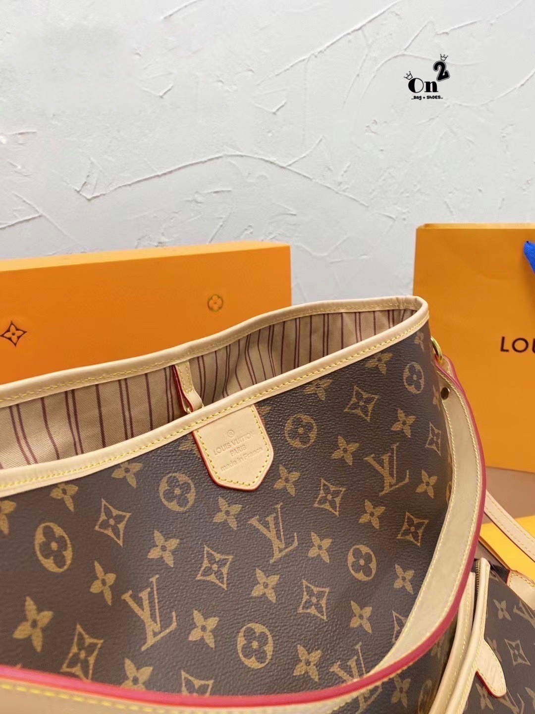 Louis Vuitton Monogram Delight Canvas / LV Delight Tote Bag กระเป๋าสะพายข้างทรงสูงใบใหญ่หนังแกะสังเคราะห์ หูหิ้วปั้มโลโก้ ด้านในมี1ช่องซิป 1ช่องใส่ของจุกจิ๊ก มาพร้อมกระเป๋าเล็กน่ารักใส่ตังค์ คุ้มสุดๆ อะไหล่ทองหรูหรา มีสายยาว ถอดสายได้ ปรับระดับได้ จุของได