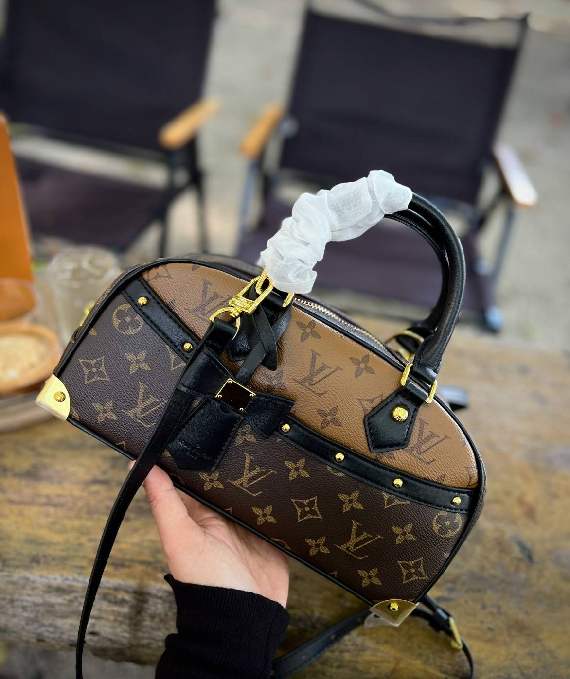 ORI หนังแท้ | LV x TM Handbag East West Murakami ซีซั่นนี้จะเป็นรุ่นไหนไปไม่ได้นอกจากรุ่นใหม่ล่าสุด พิมพ์ลายโมโนแกรมทั้งใบทรงล้ำสมัย หนังแท้นิ่มอย่างดี ประดับด้วยหมุดโลหะสีทองสุดหรูค่ะ