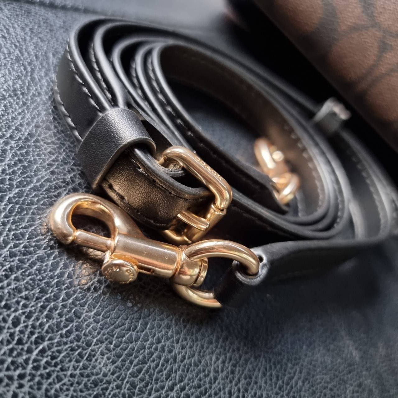 COACH MINI CALLY CROSSBODY IN SIGNATURE ((3599, 2184, 5693, 2134, 2183)) พร้อมส่งที่ไทยทันที! กระเป๋าสะพายครอสบอดี้ร์ กระเป๋าครอสบอดี้โท้ทมินิไซส์ รุ่นใหม่สุดฮอต!! ใบจริงคือน่ารักม้ากกกก!! สวยอยู่ทรง น่ารักน่าใช้ ทรงTote ปากกระเป๋าเปิดปิดแบบแม่เหล็ก ภายใน