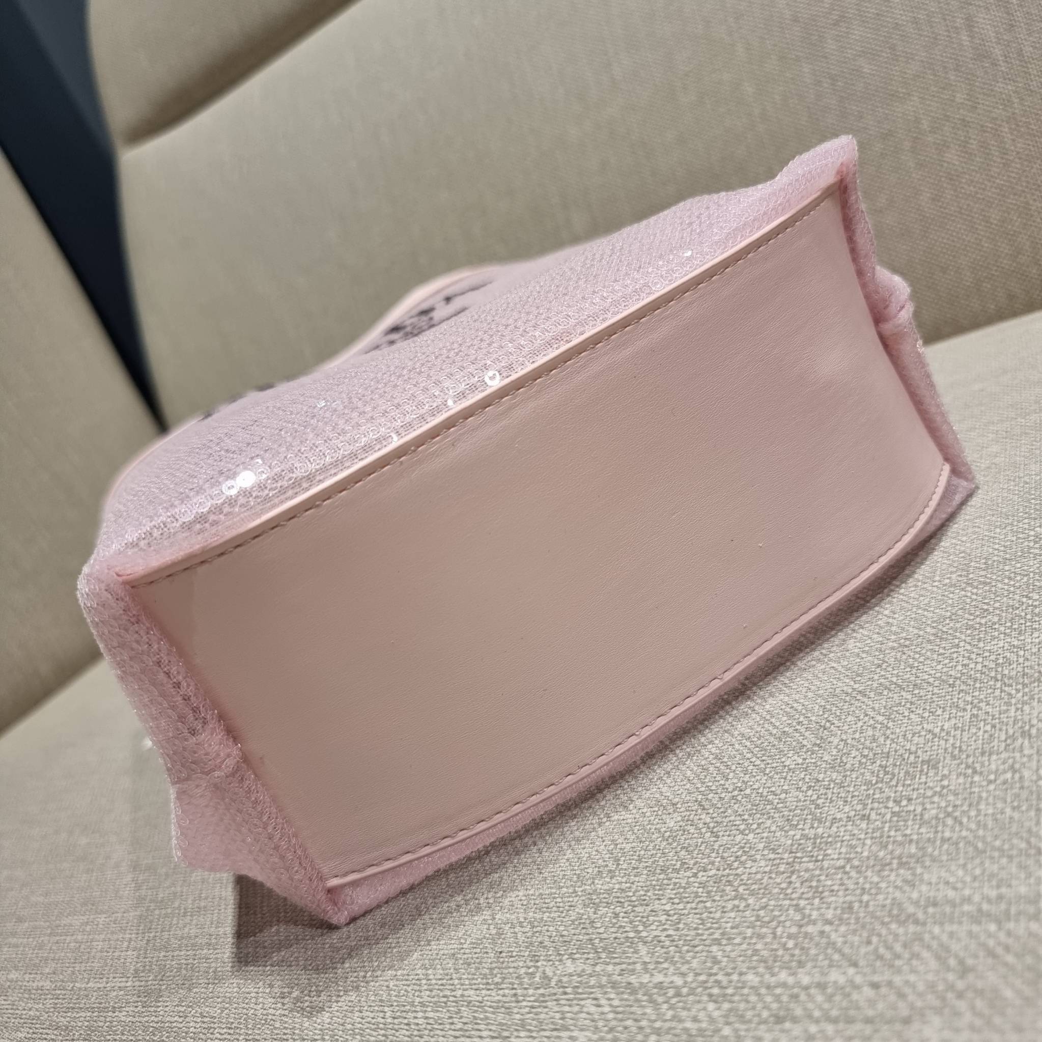 PRADA SMALL SEQUINED MESH TOTE BAG เอาใจสายแฟอีกครั้ง!! กระเป๋าทรงโท้ท ขนาดเล็ก ที่มีดีเทลฝีมือ ด้วยการเรียงร้อยแผ่นเลื่อมเป็นตาข่ายรอบใบ ตัดขอบด้วยหนังสังเคราะห์ พิเศษพร้อมใบลูกให้ด้วย ทรงใช้งานง่าย ภายในโล่งกว้าง ถือไปเรียน ไปเที่ยว ไปทำงาน พกพาง่ายสุดๆ