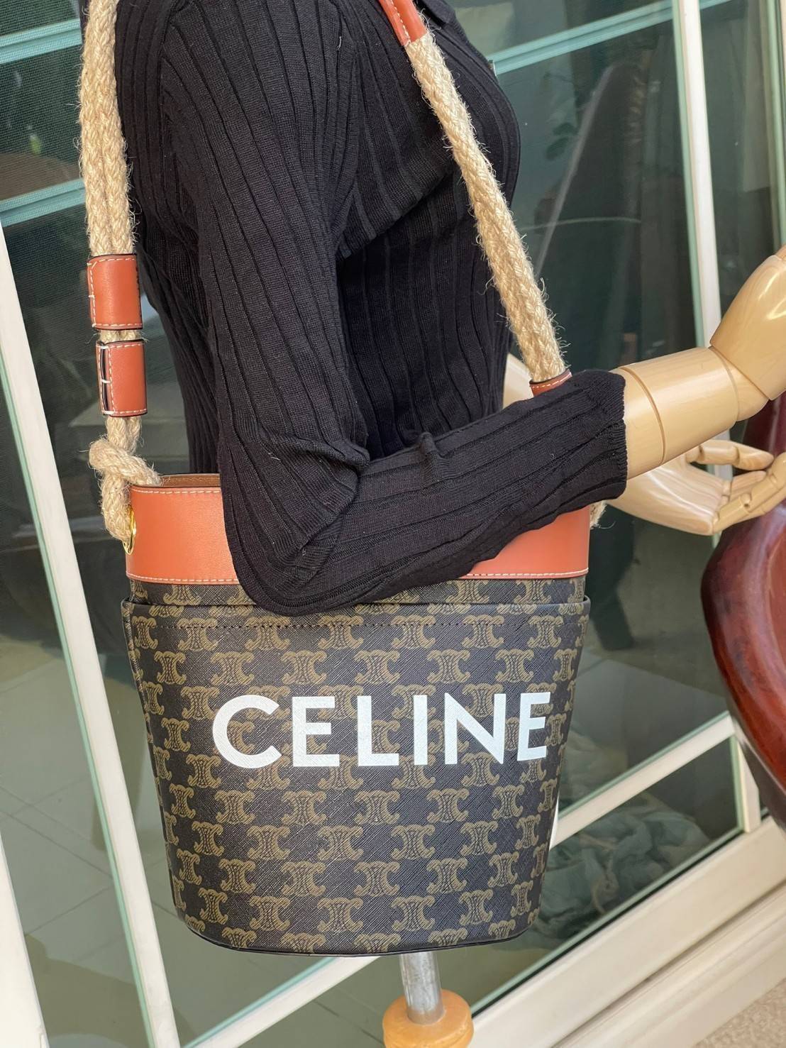 Celine Bucket Bag Canvas Original สำหรับ Collection นี้สะดุดตาด้วยหูสะพายที่มีความแข็งแรงถึงแม้จะใส่ของหนักก็ตาม สะท้อนความวินเทจผสมผสานดีไซน์กระเป๋าที่ทันสมัย ตอบโจทย์สาวหัวสมัยใหม่ที่เบื่อดีไซน์กระเป๋าสี่เหลี่ยมทรงเดิม ๆ แต่ก็ต้องการกระเป๋าที่มีดีไซน์สว