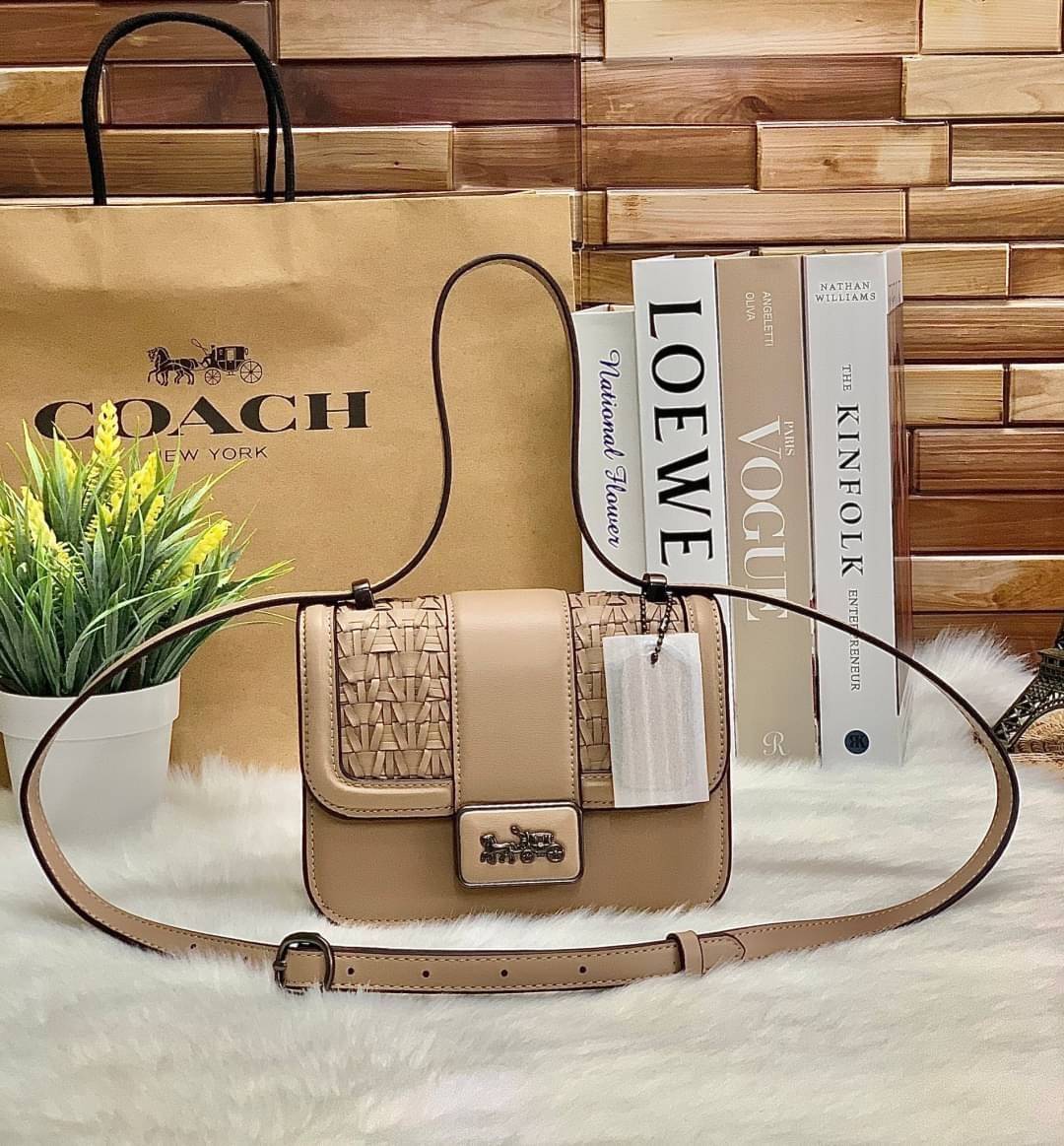 น้องสวย คุณภาพแน่นอีกแล้วจร้าา! COACH ALIE SHOULDER BAG 18 WITH WEAVING ((C2587)) พร้อมส่งความสวย! กระเป๋าสะพายครอสบอดี้ร์หรือสามารถทบเป็นสายคู่ใช้แบบหิ้วหรือคล้องไหล่ได้ด้วย หนังแท้อย่างดีสวยงามค่ะ ด้านหน้าทำหนังแบบสานได้คลาสสิคค่ะ