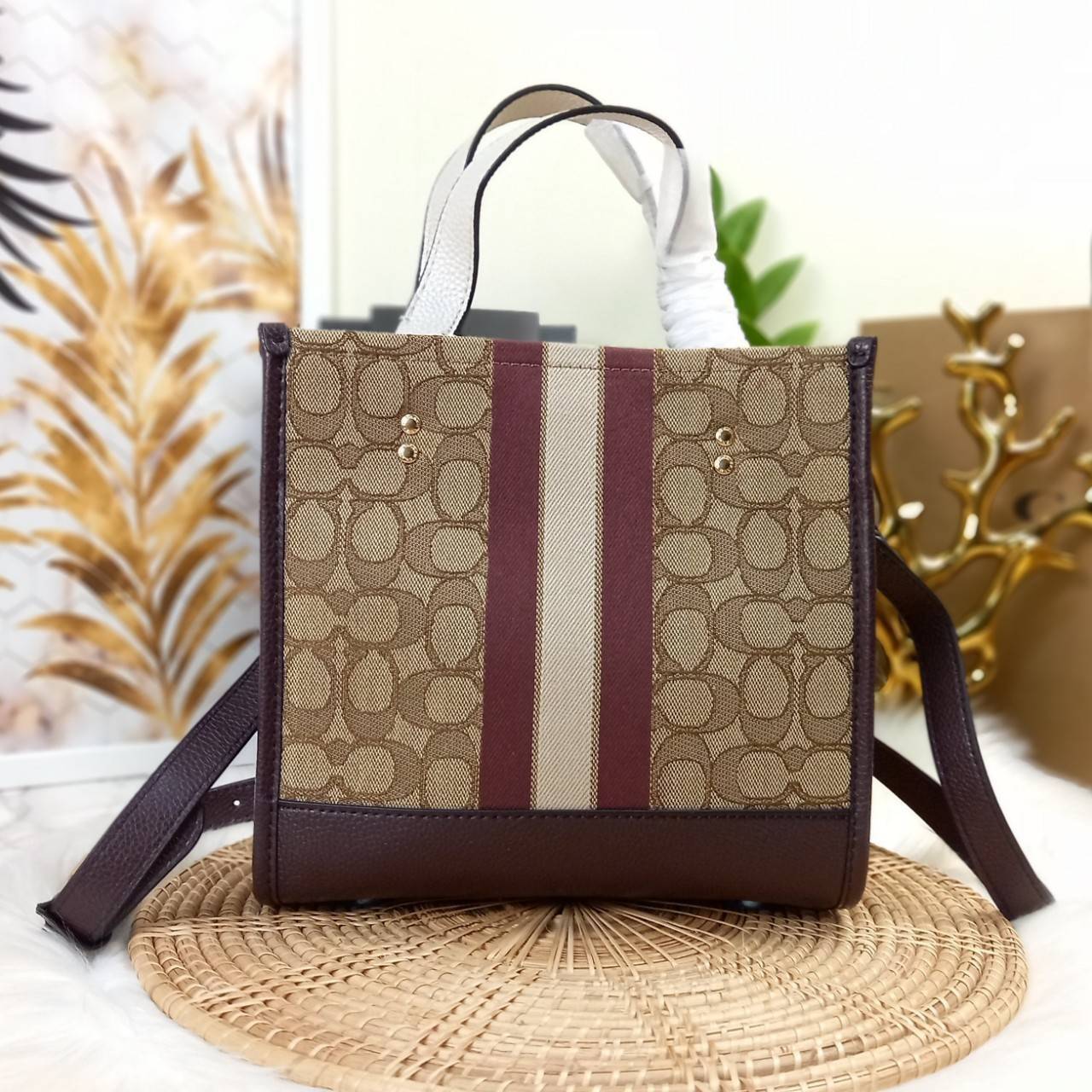 OUTLET 】COACH DEMPSEY TOTE 22 IN SIGNATURE JACQUARD WITH STRIPE AND COACH PATCH (C8406) สีใหม่ น่าใช้อีกแล้ววว 🌺กระเป๋าTOTE ทรงฮิตขนาดกำลังดี มีสายสะพายยาว ถอดได้ ปรับระดับได้ //ลุคไหนๆจัดว่าเกิดทุกงาน //วัสดุ Jacquard ทอลาย signature คาดแถบสีด้าน