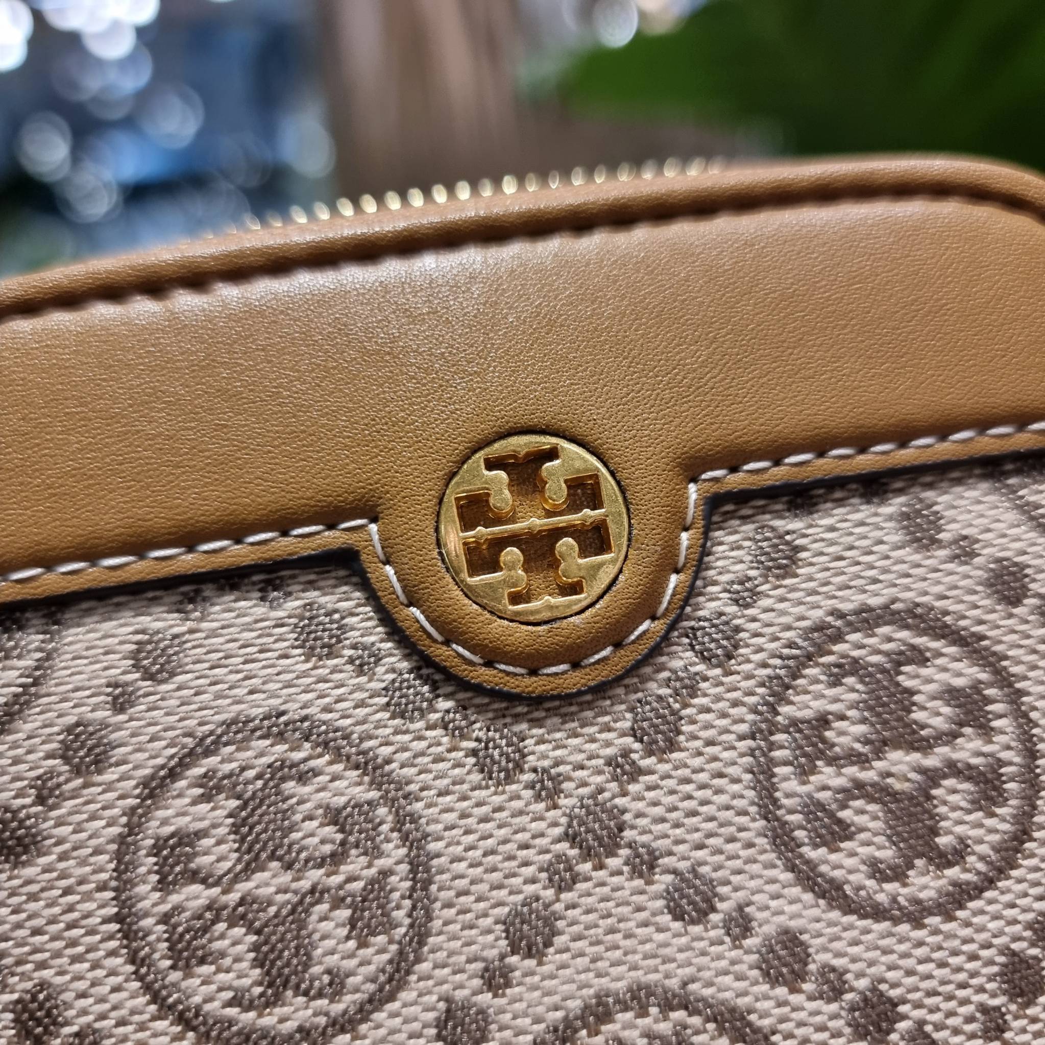 TORY BURCH T MONOGRAM ZIP COIN CASE จัดไปเลยจ้า กับกระเป๋าสตางค์รับทรัพย์ ใบสั้น สวยหรู ขนาดเหมาะมือ ถือแล้วขับผิว วัสดุผ้า jacquard ตัดสลับหนังแท้ รูดเปิด-ปิดด้วยซิป ภายในมีช่องใส่บัตร ใบนี้ใส่เหรียญ ใส่ธนบัตรได้ (พับ) พกพาได้สะดวก ไม่กินพื้นที่กระเป๋าใบ