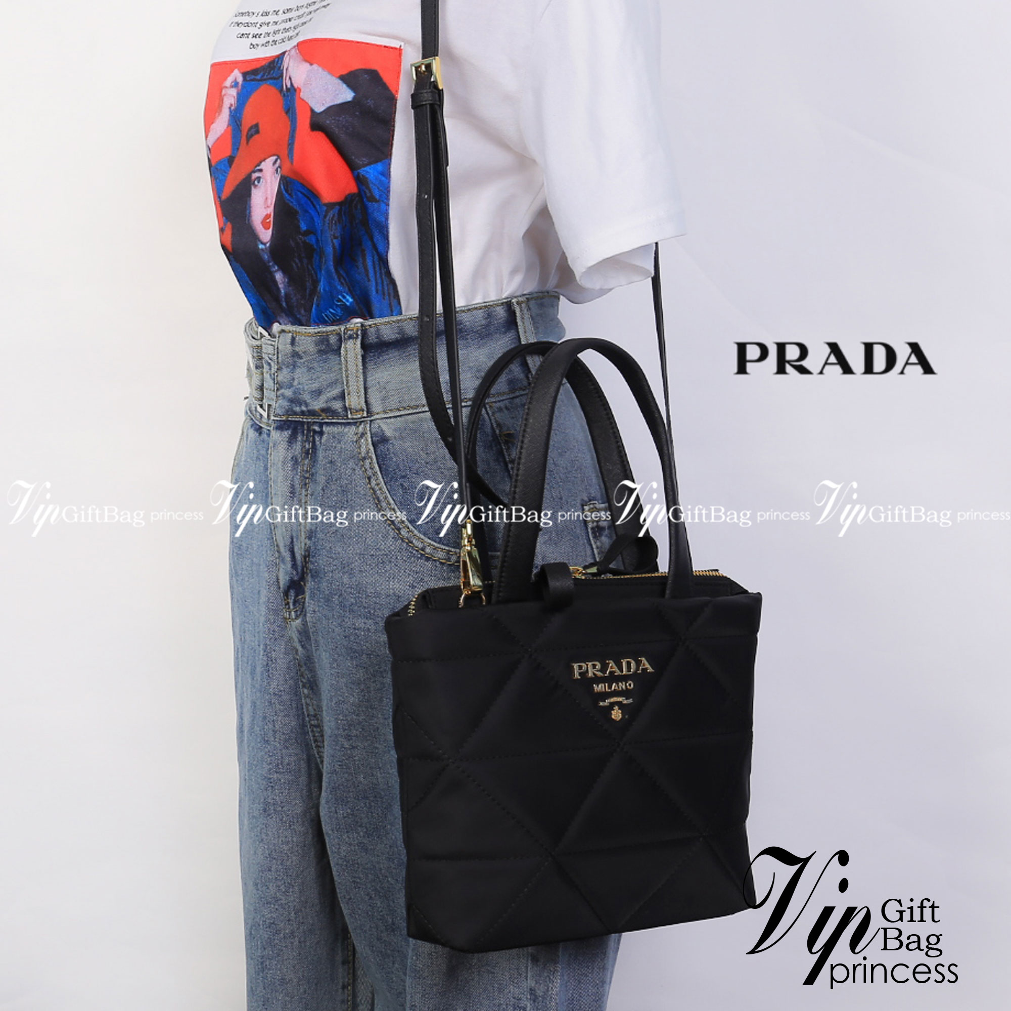 Prada Re-Nylon padded tote bag / Prada Logo Plaque Cross Body Phone Case กระเป๋า Crossbody สุดเก๋ วัสดุ Nylon เปิด-ปิด ด้วยซิป ด้านหน้าประดับด้วยโลโก้แบรนด์ น้ำหนักเบา ด้านในเป็นช่องโล่งกว้าง ซับในพิมพ์ลายแบรนด์สวย ตามแบบฉบับ ใส่ I Phone ได้สบายเลยค่ะ บอก