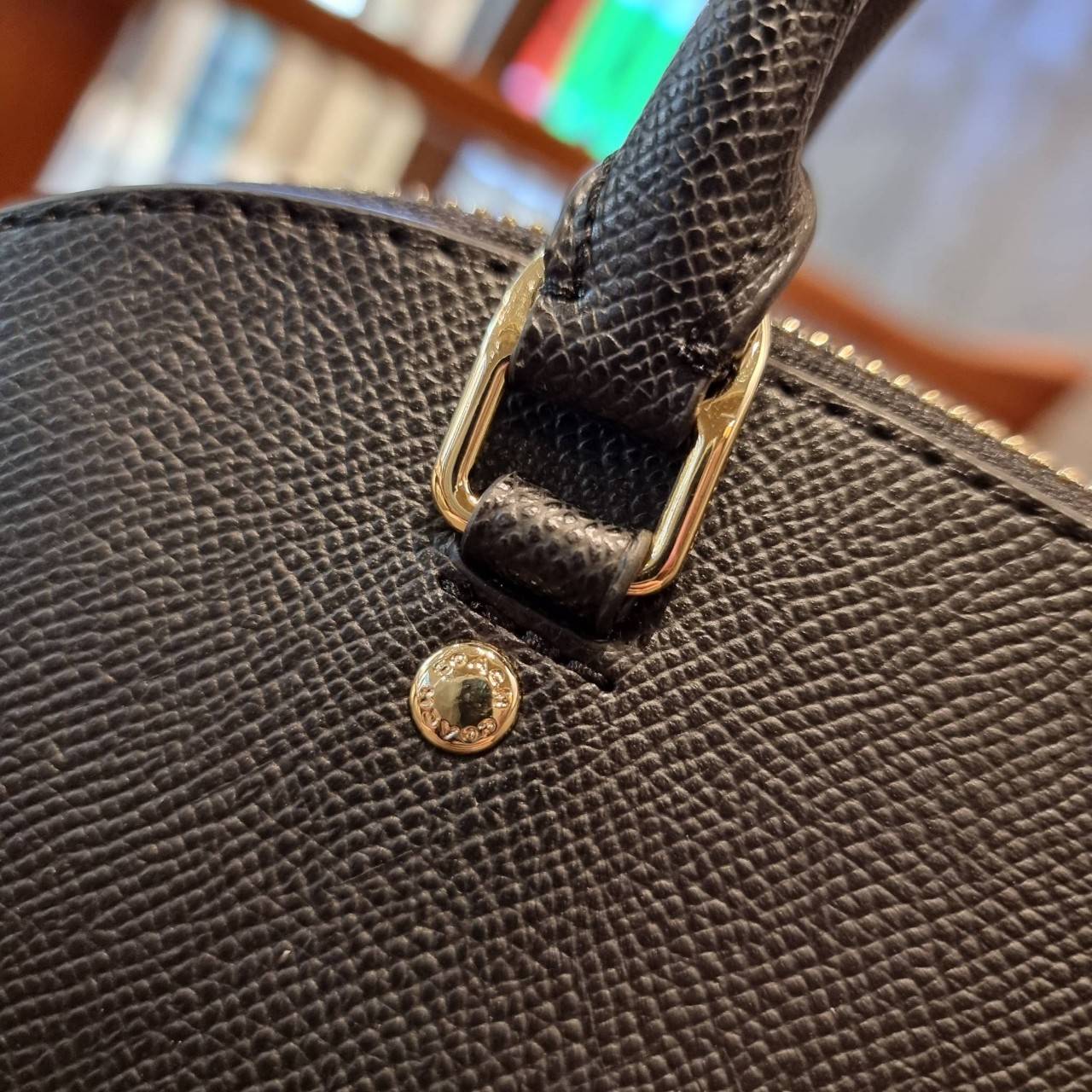 COACH F27591 MINI SIERRA SATCHEL กระเป๋าทรงโดมสุดคลาสสิค สีดำอมตะ ฮิตตลอดกาล มาพร้อมหูจับในตัวและสายสะพายครอสบอดี้ ที่จะคล้องแขนก็ได้อีกลุค หรือจะถือเก๋ๆก็เลิศ วัสดุหนัง crossgrain ทนทาน ดูแลรักษาง่าย ภายในโล่งกว้าง ใส่ของได้ครบไม่ต้องห่วง เป็นไอเท็มที่หา