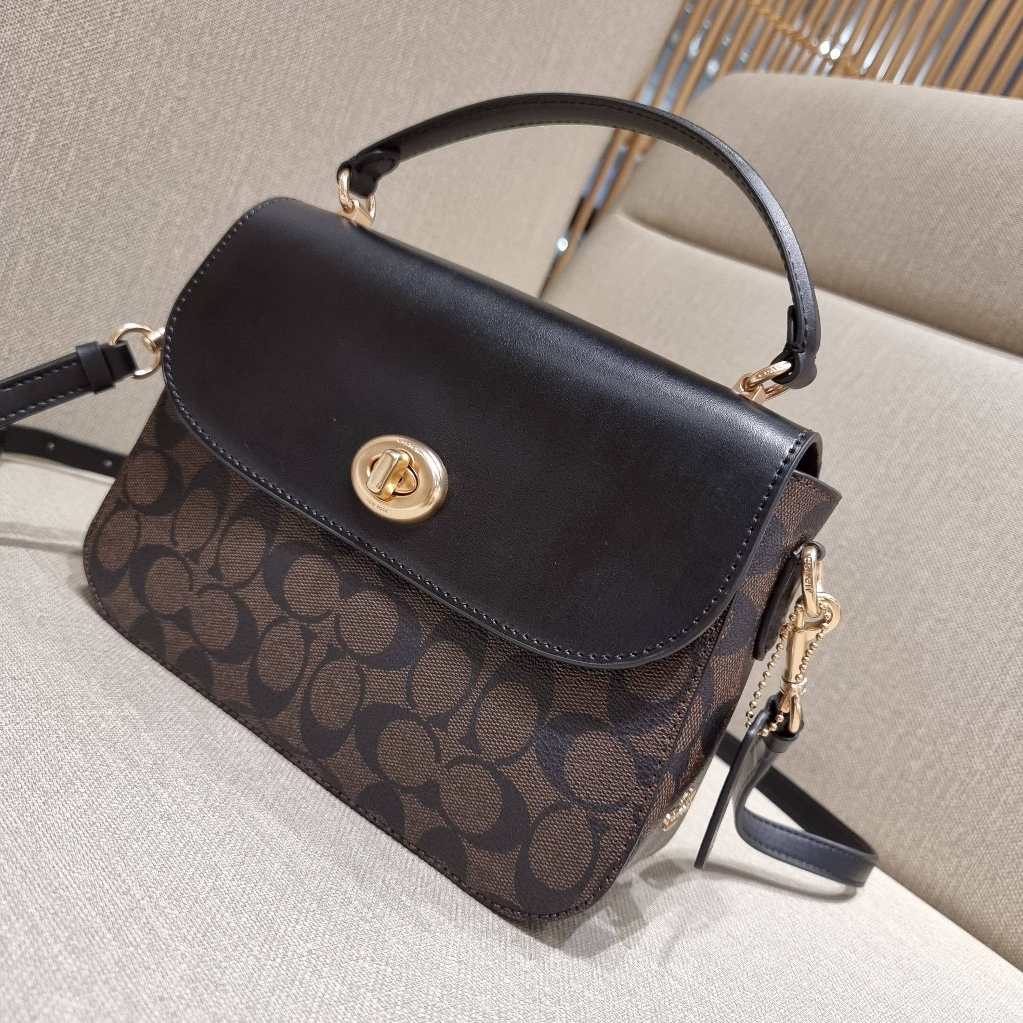 COACH C1765 MARLIE TOP HANDLE SATCHEL IN SIGNATURE CANVAS กระเป๋าถือ/สะพายข้าง มีดีไซน์ยูนีค โดดเด่น ตกแต่งโลโก้ด้านข้างอะไหล่ทอง สวยคลาสสิคด้วยวัสดุแคนวาสสลับหนังแท้ เปิด-ปิดด้วยตัวล็อคแน่นหนา ภายในเป็นช่องโล่ง ใส่ของได้ครบครัน มาพร้อมหูจับในตัวและสายสะพ