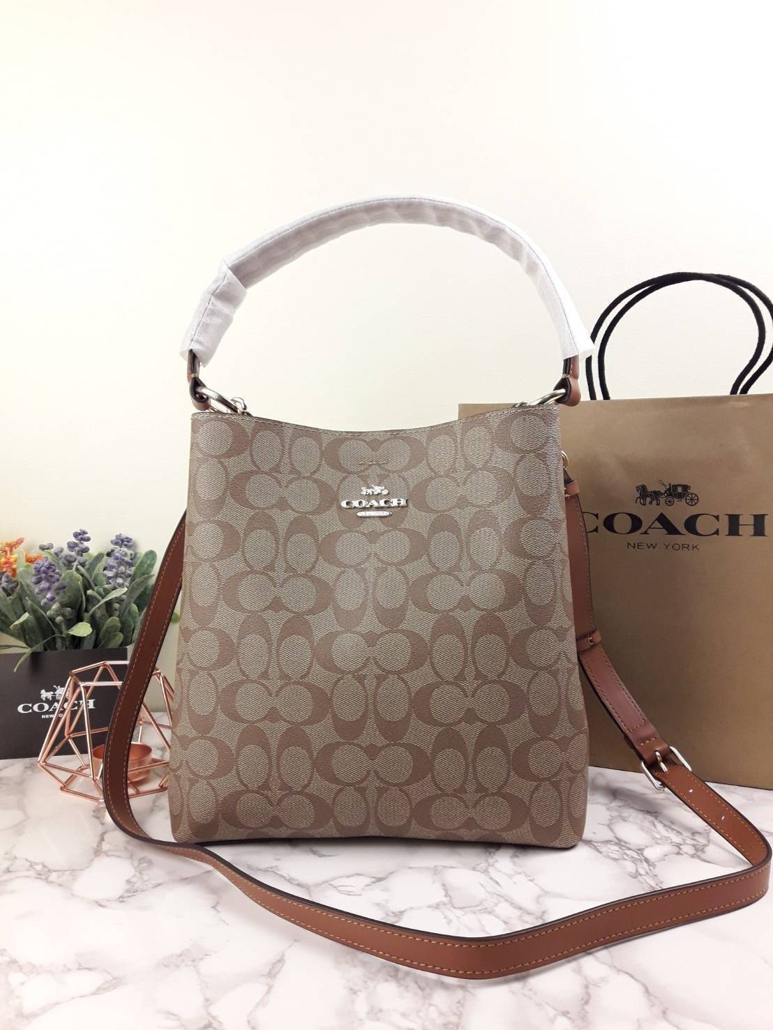 ใบใหญ่ 10" COACH TOWN BUCKET BAG IN SIGNATURE CANVAS (COACH 91512) 🌺 เป็นสีที่ขายดีมากๆ และหายากมากๆด้วย!! //ขนาด 10 นิ้ว ใส่ของได้จุใจ!! //กระเป๋าสะพายข้าง //วัสดุหนังแคนวาสอย่างดี หนังสวย อยู่ทรง มีสายสะพายยาว ใช้สะพายเป็นคลอสบอดี้ได้ สายยา
