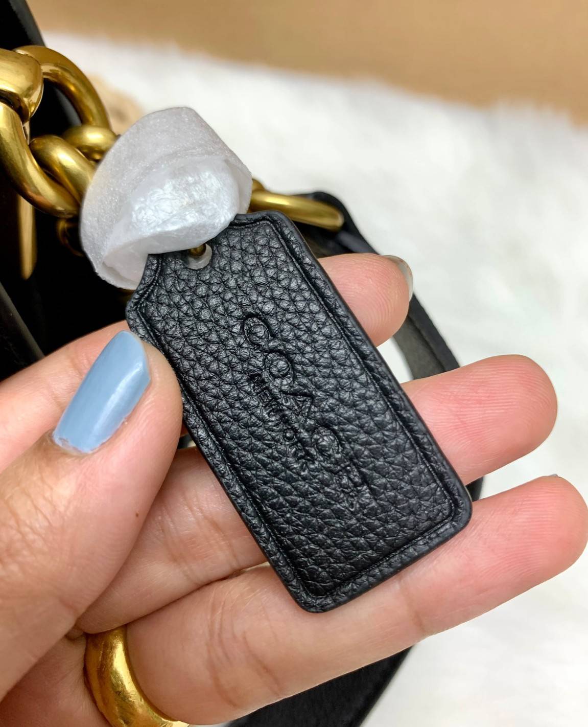 COACH TABBY SHOULDER BAG 26 พร้อมส่งที่ไทยอีกครั้งค่ะ!! กระเป๋าหิ้ว//คล้องไหล่//สะพายข้างได้ สุดคุ้ม! หนังแท้เรียบคลาสสิคเพิ่มความหรูเข้ามาค่ะ ด้านหน้ามีอะไหล่แบรนด์ตัวใหญ่โดดเด่น เปิดปิดกระเป๋าแบบกระดุมแม่เหล็ก ภายในมีช่องหลักใส่ของ2ช่อง;สามารถใส่กระเป๋า