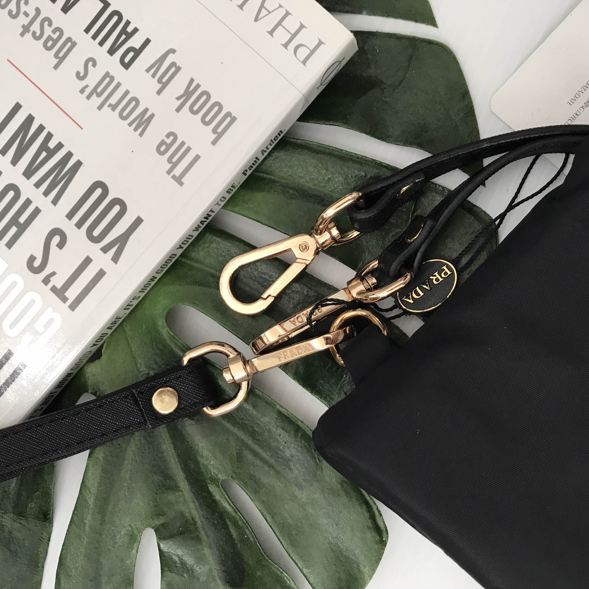 งานพรีเมี่ยมกิ้ฟ จากเคาเตอร์ต่างประเทศคะ ได้ กระเป๋าอเนกประสงค์ จากแบรนด์ PRADA มาค่า เป็นกระเป๋าผ้าไนล่อน ตามแบบฉบับของแบรนด์เลย ขนาดกะลังพอดี เป็นทั้งกระเป๋าสตางค์ ถือเป็นคลัชืหรือ สะพายข้างลำตัวได้ ภายในมีช่องซิปใส่ของจุกจิกได้คะ ขนาดกำลังดีคะ ถือแล้วส