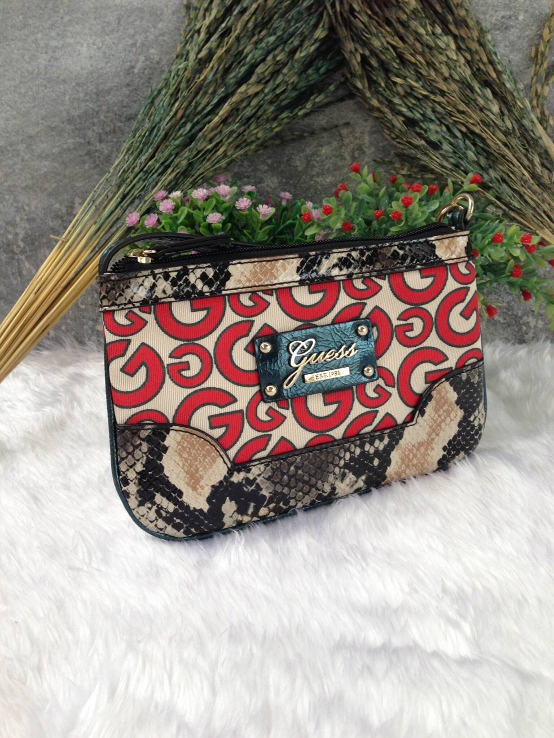 Guess clutch bag กระเป๋าคลัชถือ มาพร้อมสายสะพาย น้ำหนักเบา สีสันสวยงาม แต่งแคนวาสด้วยอักษรG สลับหนังลาย โลโก้โลหะสลักบนหนัง สามารถใส่ iPhone 8+ ได้ สวยหรู น่าใช้มากค่า