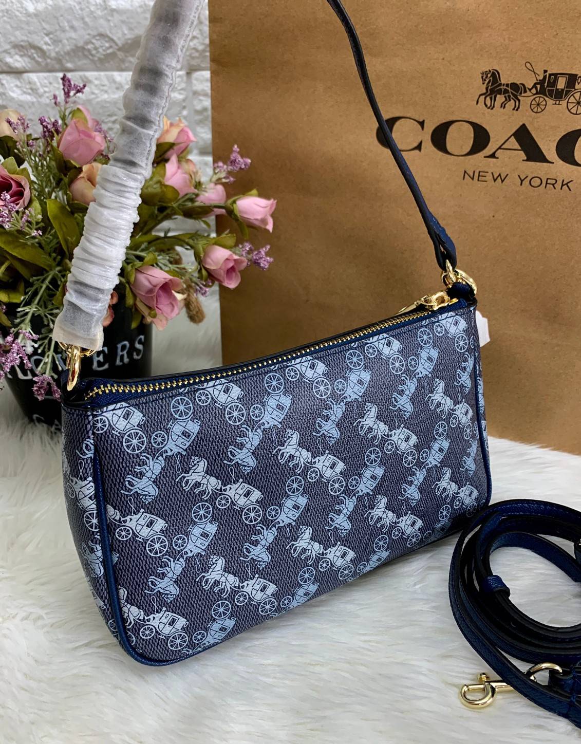 COACH POUCH HORSE AND CARRIAGE PRINT ((36674)) รุ่นแนะนำ ได้ไปไม่ผิดหวังแน่นอนค่ะ! กระเป๋าหิ้ว//สะพายไหล่//สะพายข้างได้ วัสดุ pvc นิ่มอย่างดี ลายรถม้าทั้งใบ สวยงามค่ะ เปิดปิดกระเป๋าแบบซิป ภายในสามารถใส่กระเป๋าเงินใบยาวได้;ของจำเป็นได้ครบค่ะ มีช่องเล็กให้ใ