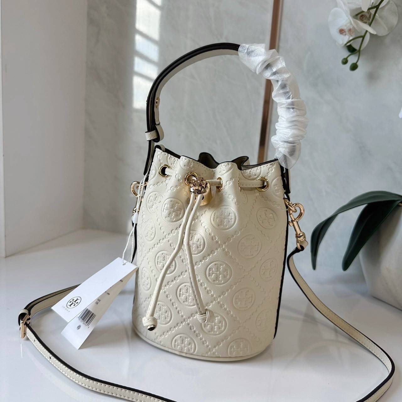 TORY BURCH mini T Monogram leather bucket bag กระเป๋าบัคเกต ไซต์ mini คอลเลกชันหนัง T Monogram ลายซิกเนเจอร์หนังปั้มลายนูน