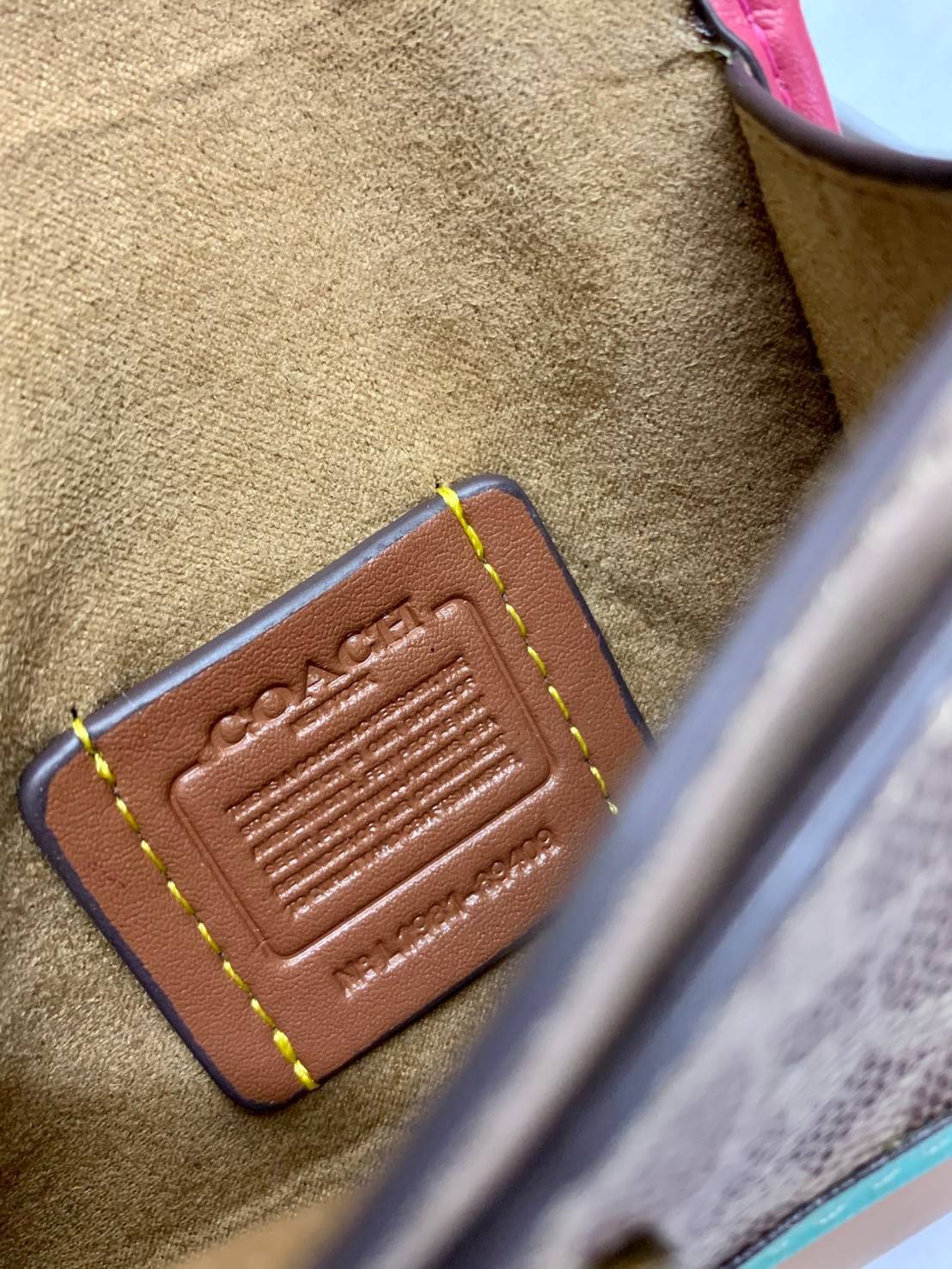 พวงกุญแจสวยๆ ไว้คล้องกระเป๋าใบสวยยกันค๊าา😘 COACH PARKER CHARM COLORBLOCK SIGNATURE ✔️พวงกุญแจจากแบรนด์ Coach สินค้าจำนวนจำกัดนะคะ❗️ ✔️สามารถใช้เป็นพวงกุญแจ//หรือใส่เหรียญด้านในกระเป๋าได้ค่ะ//เปิดปิดแบบกระดุมนะคะ