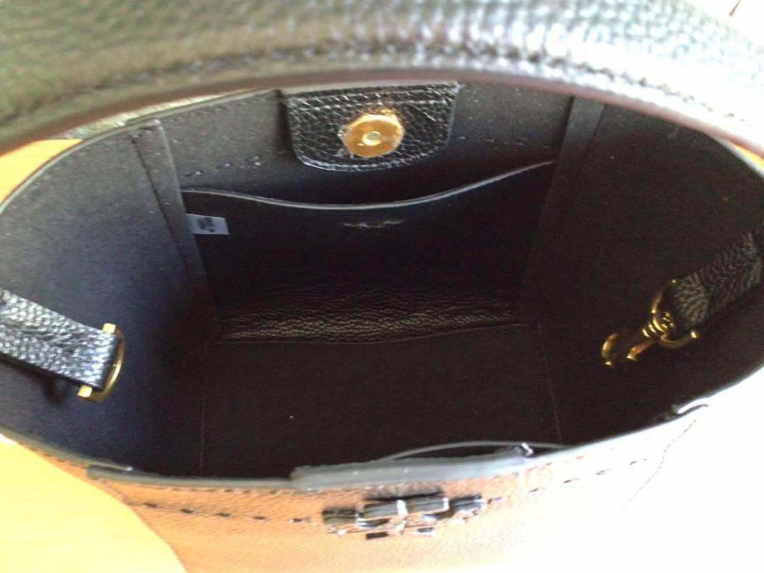 คอลเลคชั่นขายดี มากี่รอบๆ ก็หมดไวทุกรอบ!! TORY BURCH MCGRAW MINI BUCKET BAG กระเป๋าสะพาย และ ถือ คล้องแขน ทรงถัง สะพายได้ 2 ทรง ผลิตจากหนังแท้ หนังลูกวัว หนังนุ่ม หนังหอม น้ำหนักเบามากกก!! หนังลื่น นิ่มสวยมากๆ!! ด้านหน้าประดับโลโก้แบรนด์ ภายในโล่งกว้าง มี