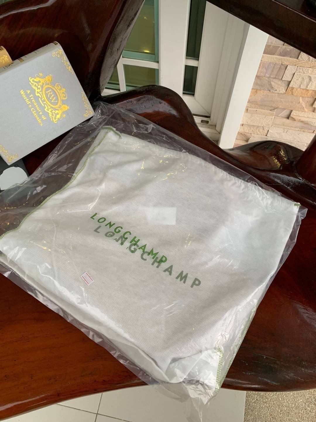 Longchamp LE PLIAGE CUIR TOP HANDLE BAG S เรียกว่าเป็นกระเป๋าอีกหนึ่งรุ่นที่ไม่ว่ายังไงก็ฮอตฮิตและติดเทรนด์ตลอดไม่เคยเปลี่ยนกับ ทรง Le Pliage Cuir หนึ่งในตระกูลกระเป๋าสุดไอคอนิกจากแบรนด์ เมื่อรุ่น Le Pliage Cuir ในรูปแบบของหนังแกะ Metis ได้ถือกำเนิดขึ้นใน